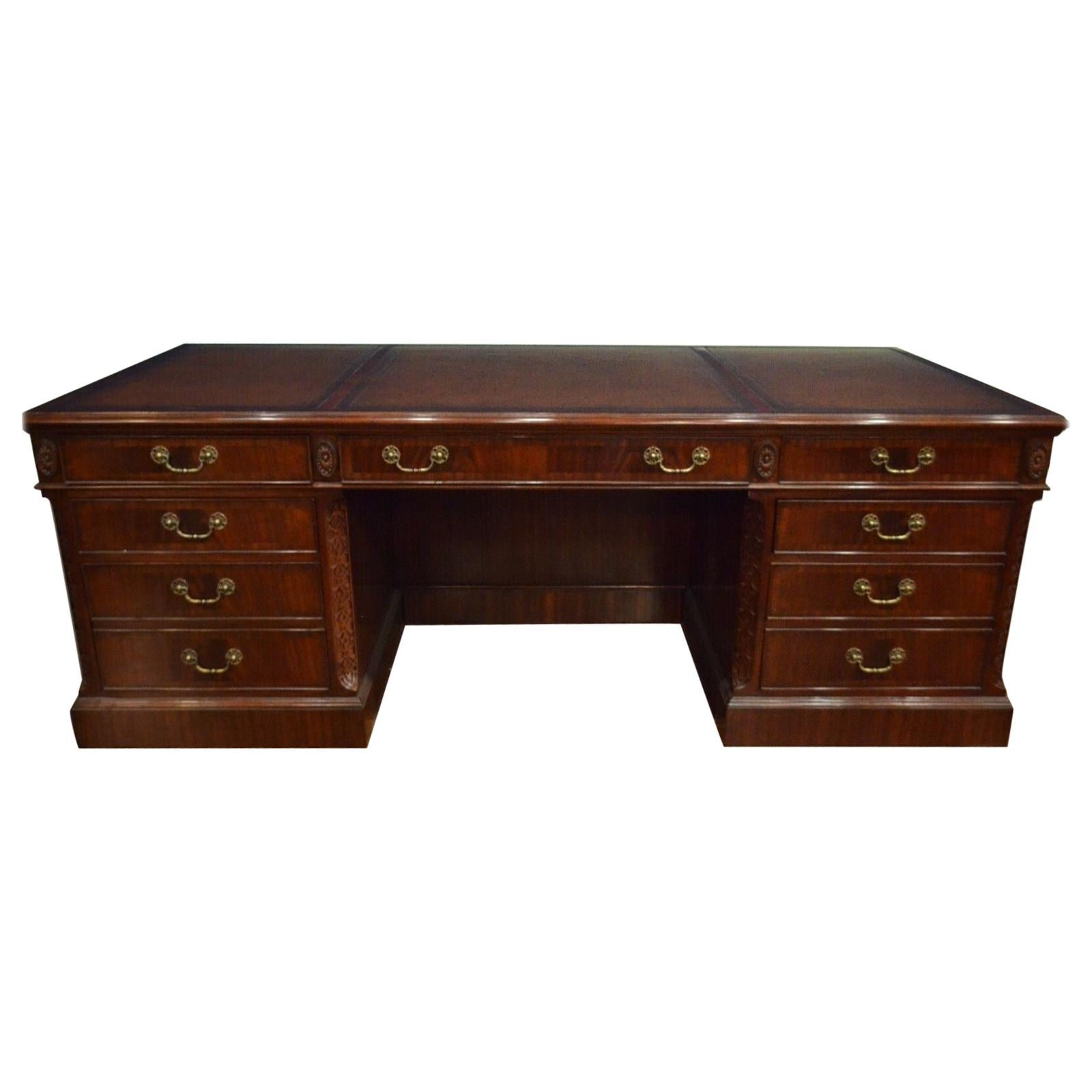 Grand bureau traditionnel en acajou de 84 pouces par Leighton Hall en vente