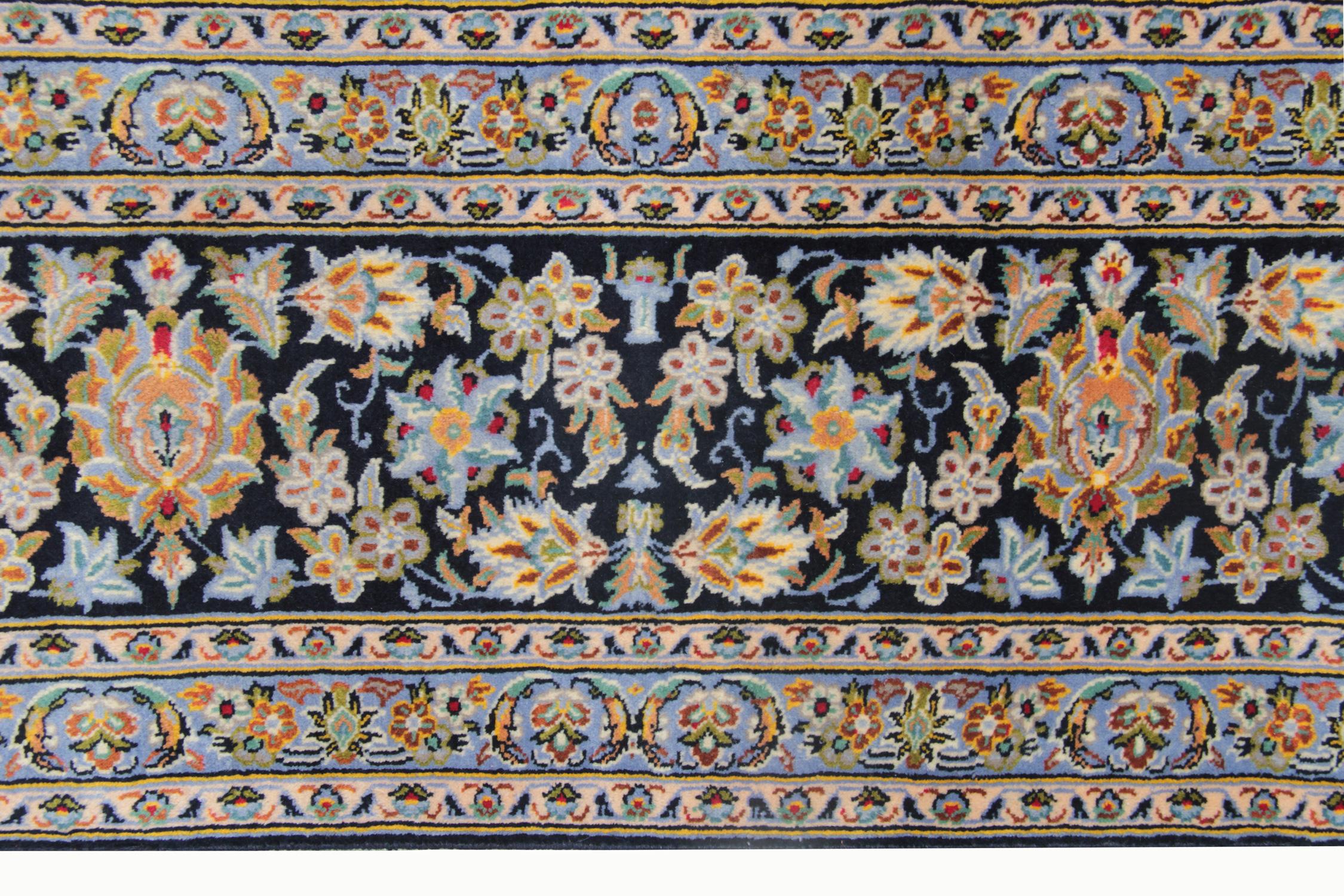 Dieses Stück ist ein hervorragendes Beispiel für Medaillon Teppiche, von Hand gewebt diese Wolle Teppich verfügt über eine ausgezeichnete Medaillon-Design mit einer symmetrischen Umgebung mit floralen Motiven gewebt. Dieses raffiniert gewebte Stück