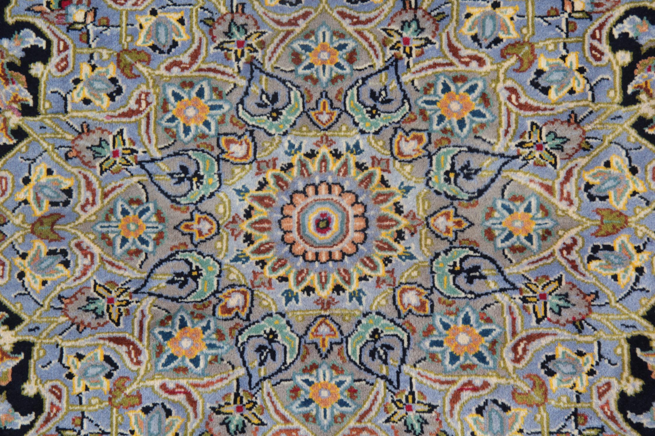 Großer traditioneller Teppich aus orientalischer schwarzer und blauer Wolle, handgefertigt mit Medaillon (Moderne der Mitte des Jahrhunderts) im Angebot