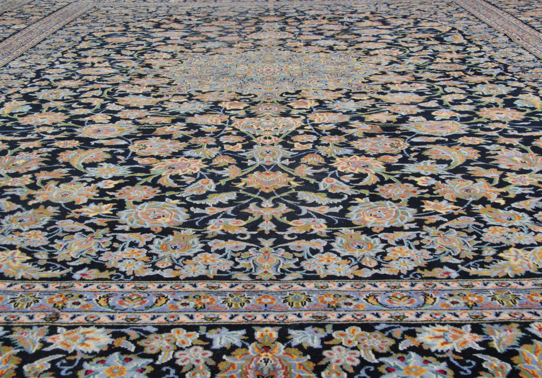 Großer traditioneller Teppich aus orientalischer schwarzer und blauer Wolle, handgefertigt mit Medaillon (Afghanisch) im Angebot
