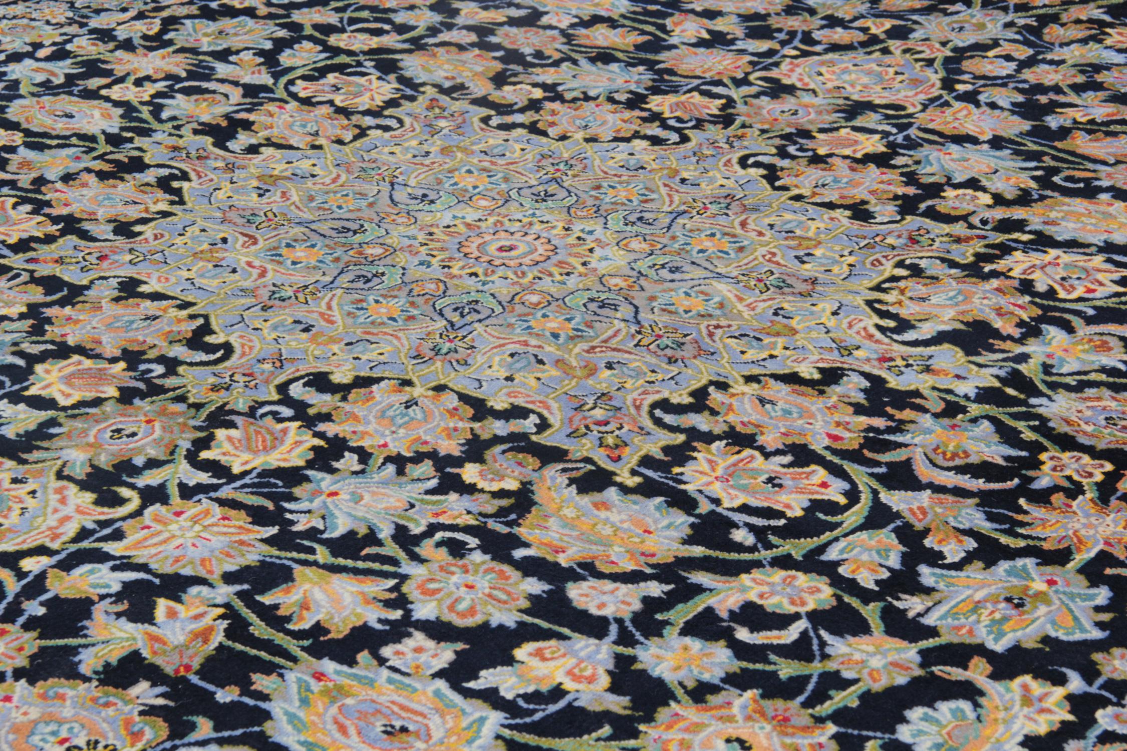 Großer traditioneller Teppich aus orientalischer schwarzer und blauer Wolle, handgefertigt mit Medaillon (Handgefertigt) im Angebot