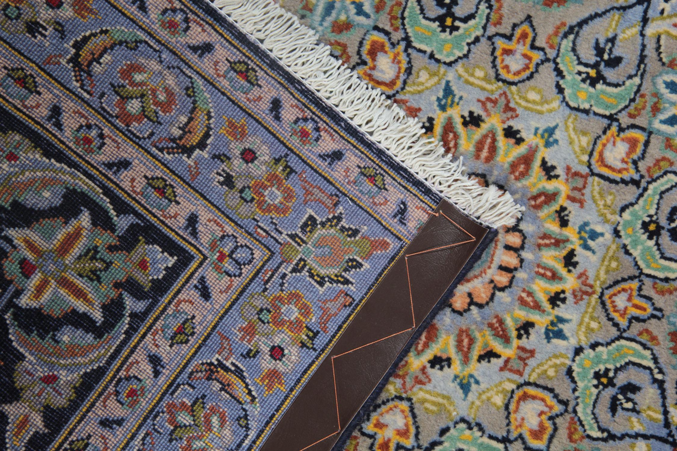 Großer traditioneller Teppich aus orientalischer schwarzer und blauer Wolle, handgefertigt mit Medaillon im Zustand „Hervorragend“ im Angebot in Hampshire, GB