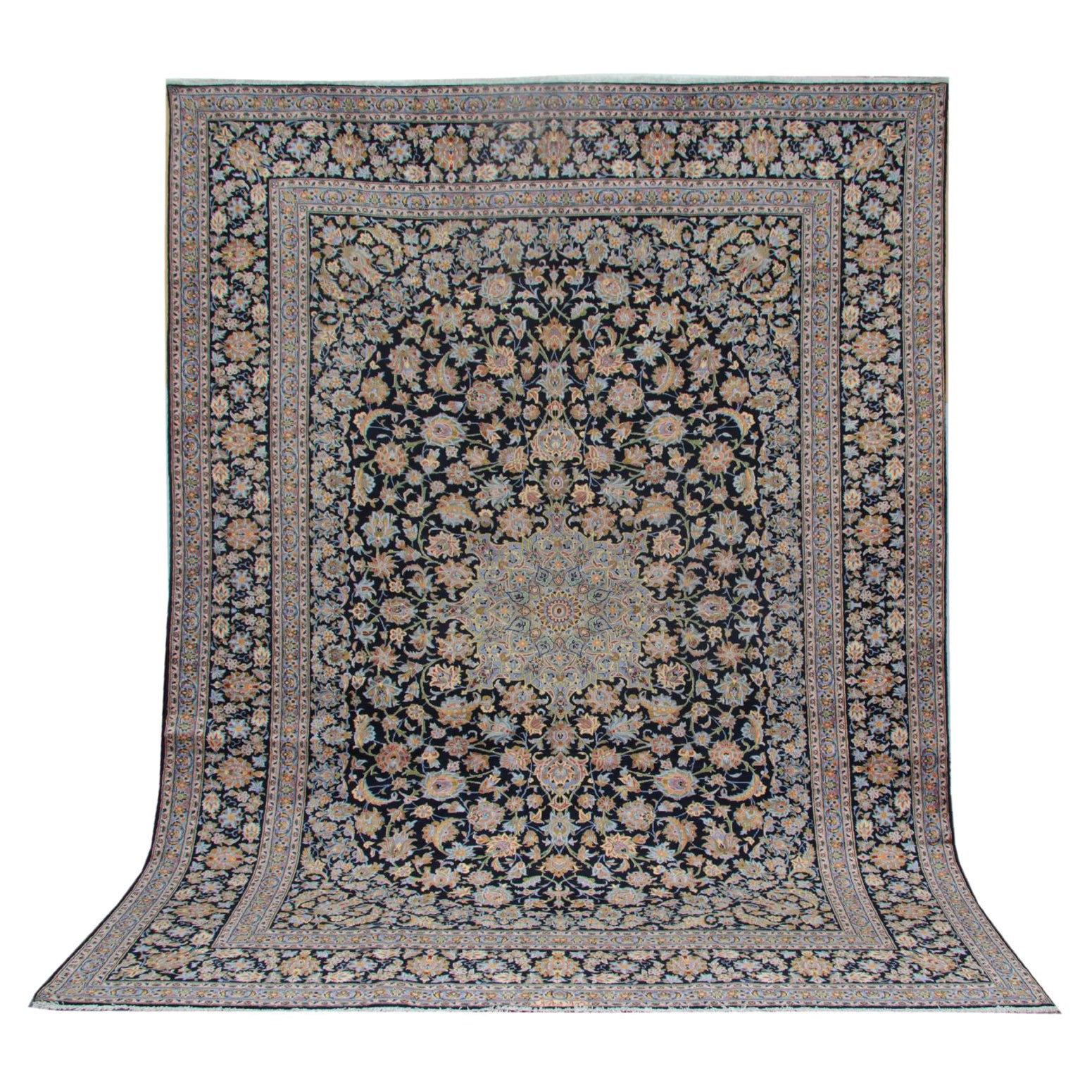 Grand tapis traditionnel oriental en laine noire et bleue, fabriqué à la main, avec médaillon en vente