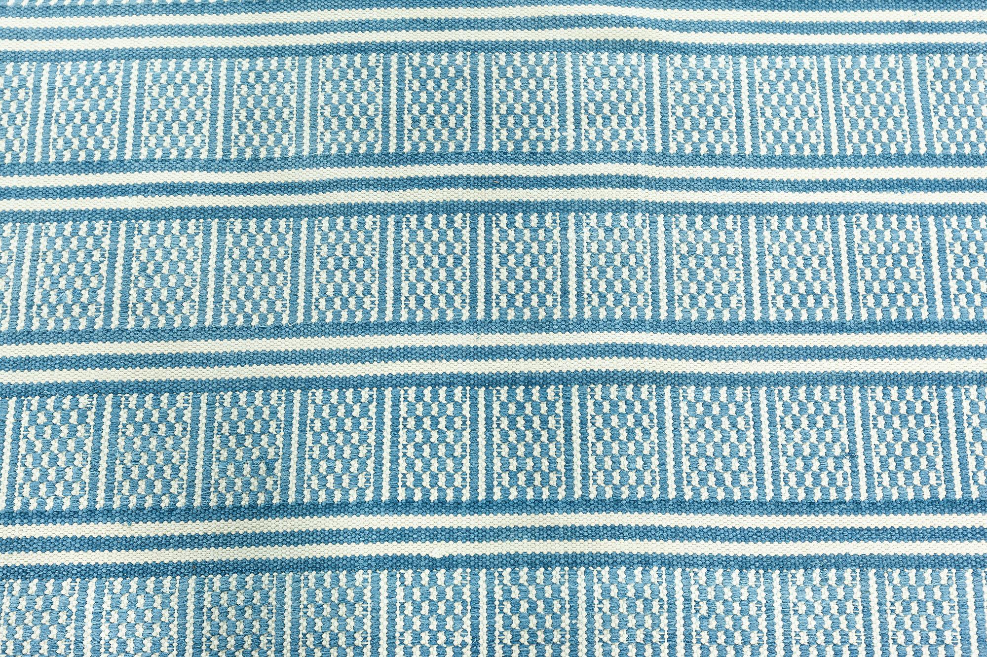 Großer blauer Dhurrie-Teppich im traditionellen Stil von Doris Leslie Blau
Größe: 11'6