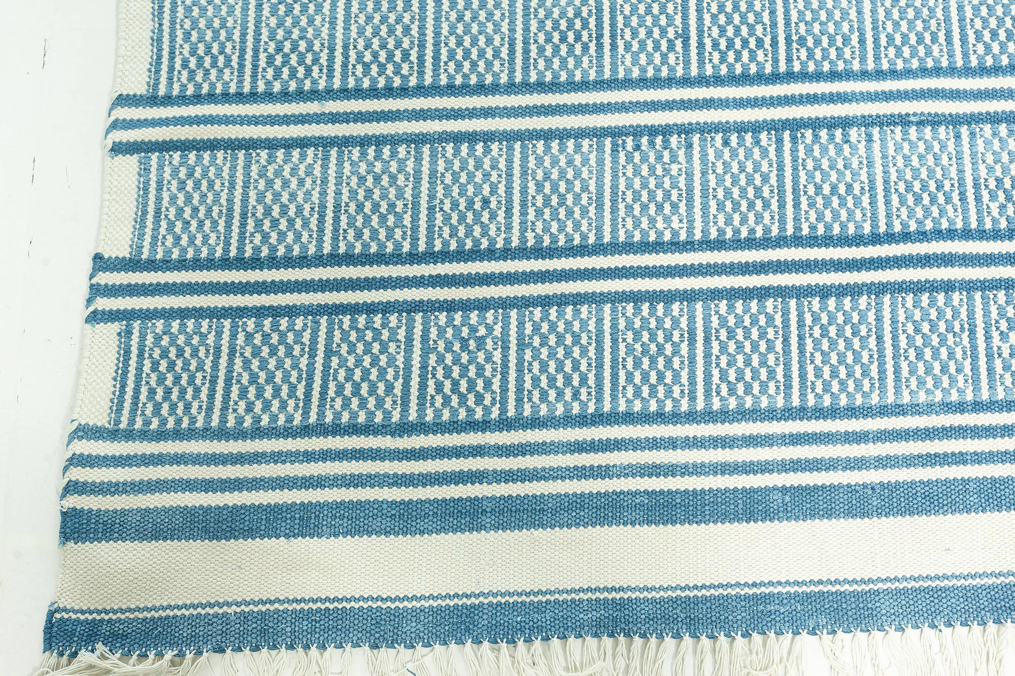 Großer blauer Dhurrie-Teppich im traditionellen Stil von Doris Leslie Blau (Handgewebt) im Angebot