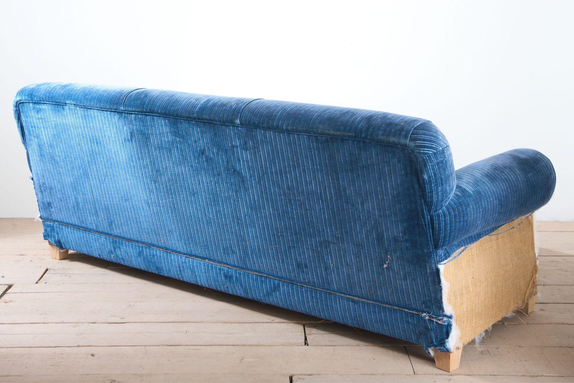 Gran sofá de casa de campo del siglo XX de fabricación tradicional - cordón azul en venta 1