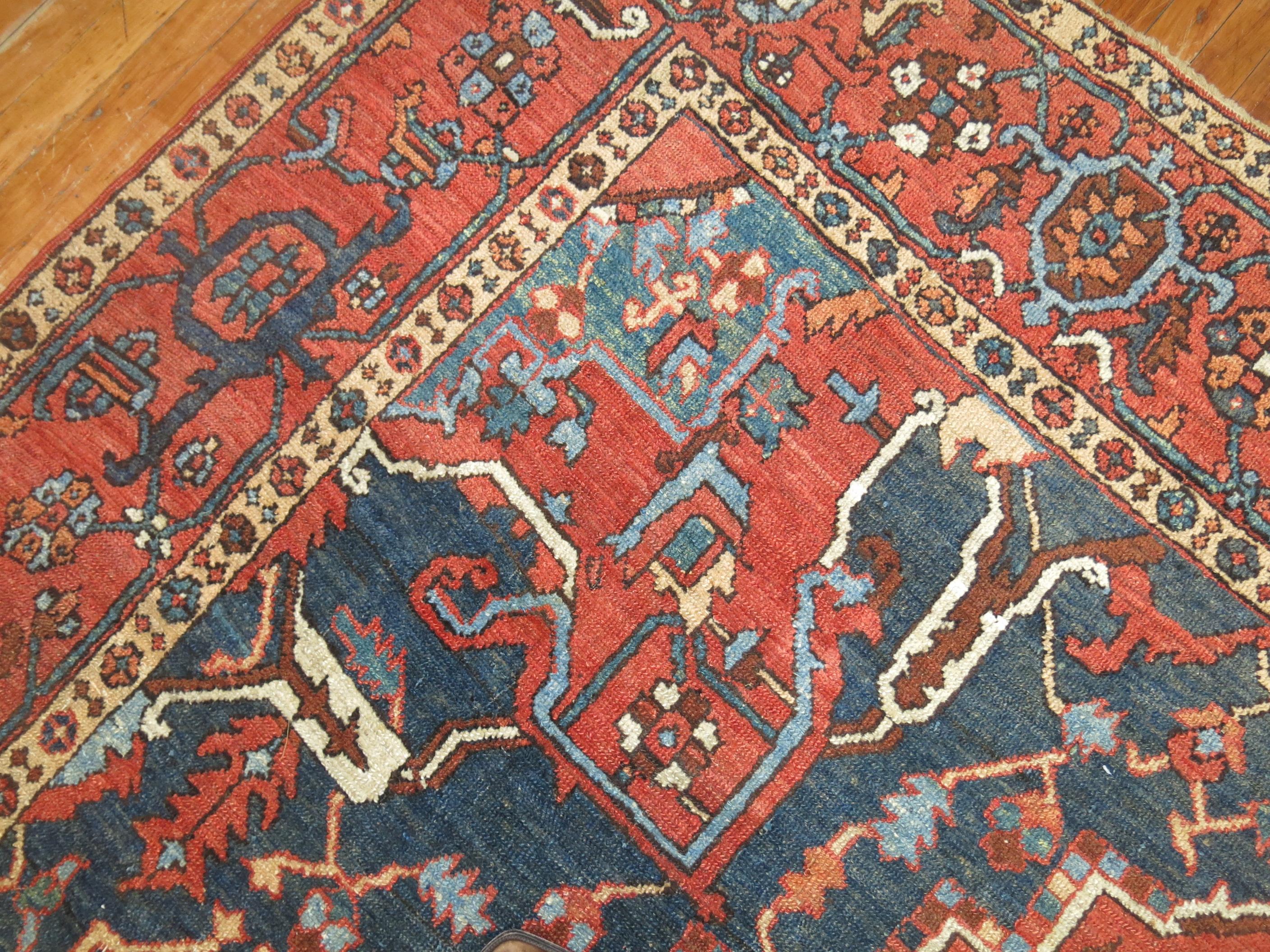 Laine Grand tapis persan traditionnel ancien Heriz du début du XXe siècle en vente