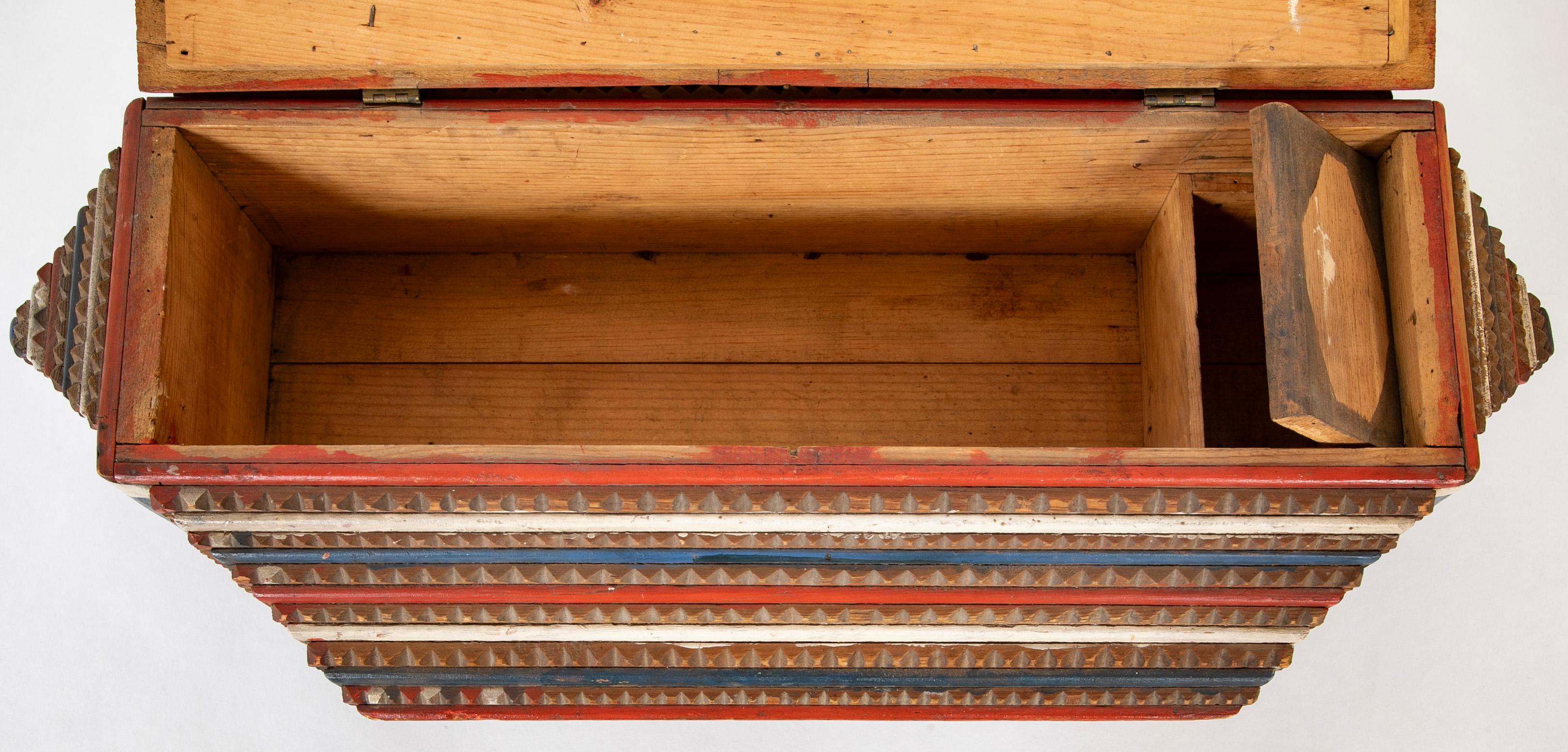 Große Tramp Art Box in rot, weiß und blau gestrichener Stufenform im Angebot 5
