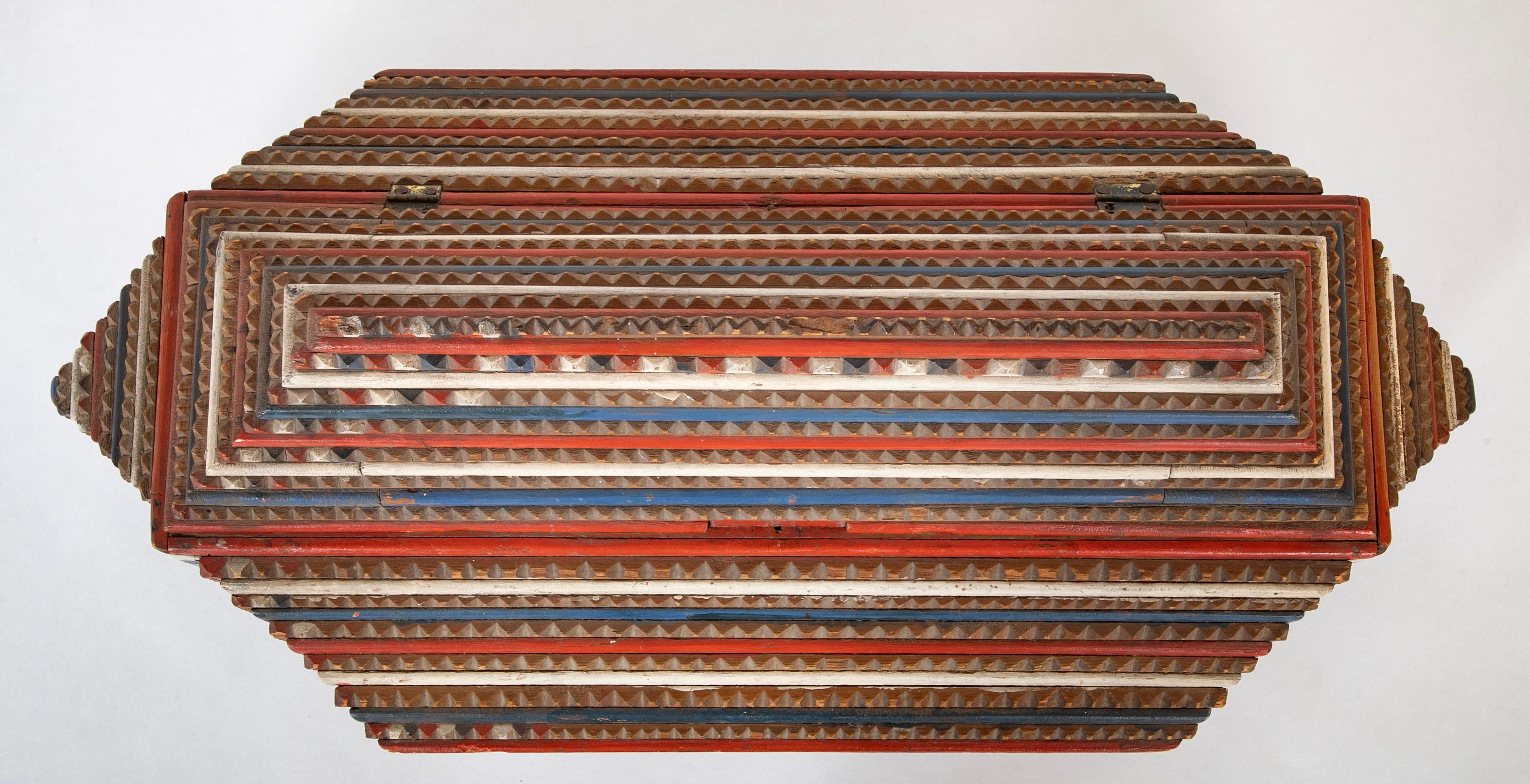 Grande boîte de Tramp Art en forme de marche peinte en rouge, blanc et bleu en vente 6