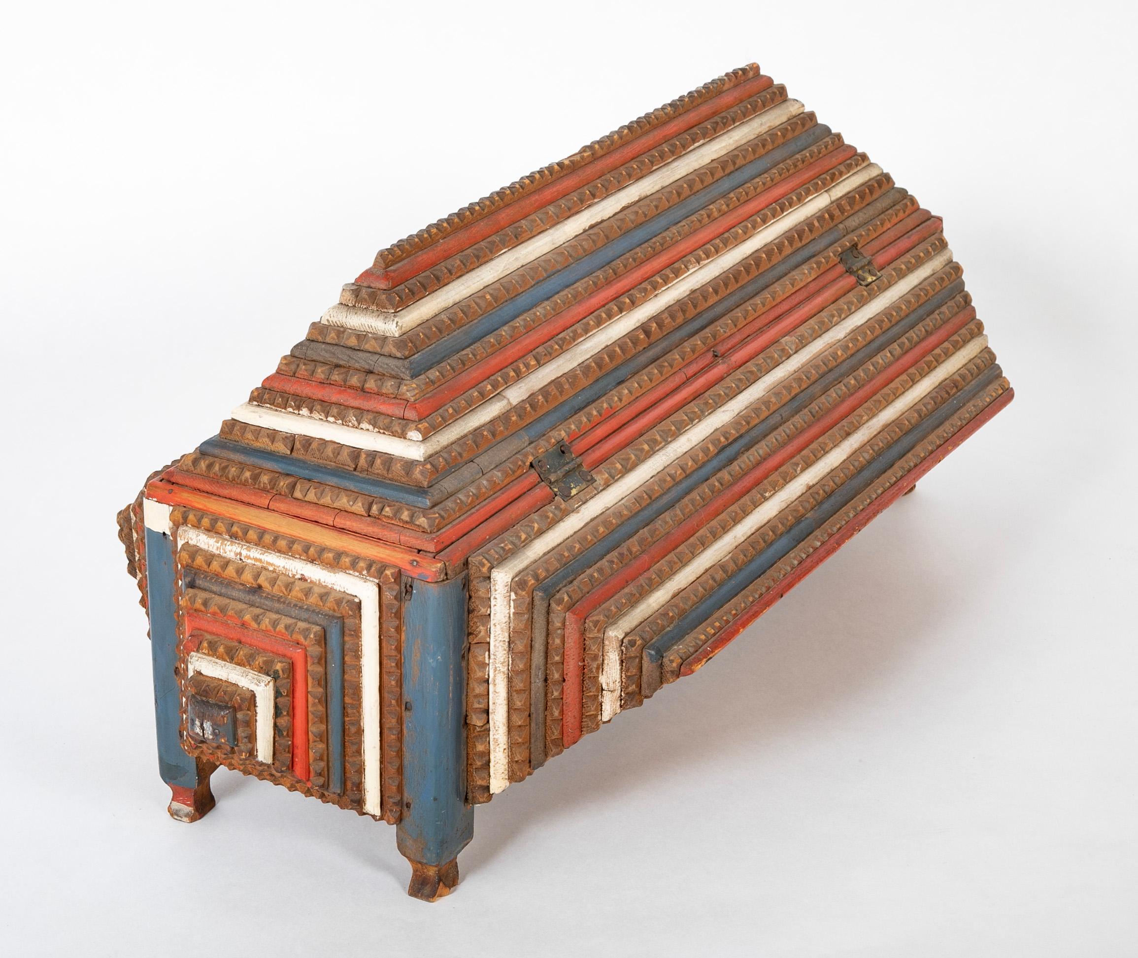 Große Tramp Art Box in rot, weiß und blau gestrichener Stufenform im Angebot 13