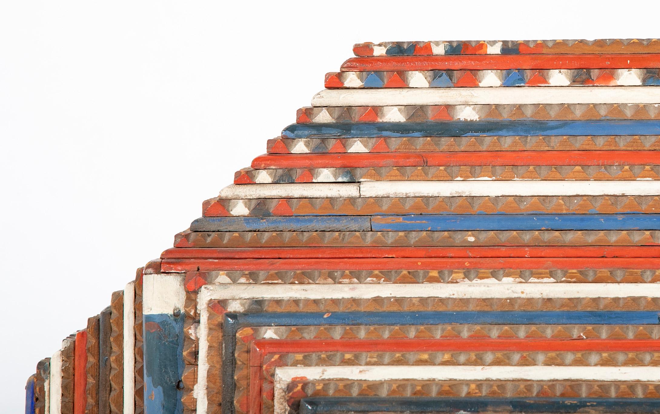 Bois Grande boîte de Tramp Art en forme de marche peinte en rouge, blanc et bleu en vente