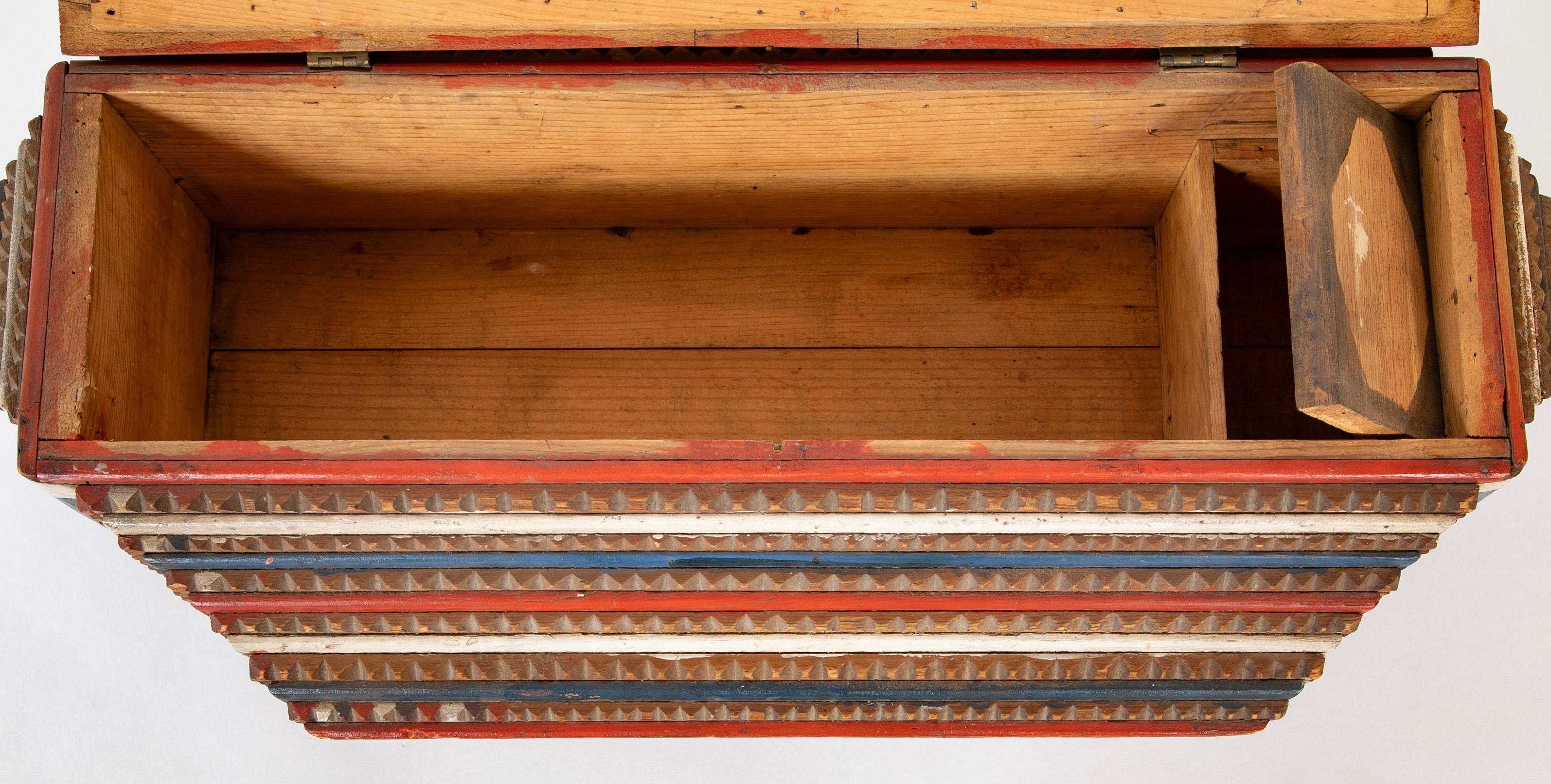 Große Tramp Art Box in rot, weiß und blau gestrichener Stufenform im Angebot 4
