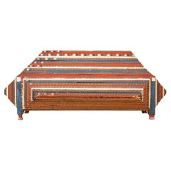Caja grande Tramp Art de forma escalonada pintada en rojo, blanco y azul