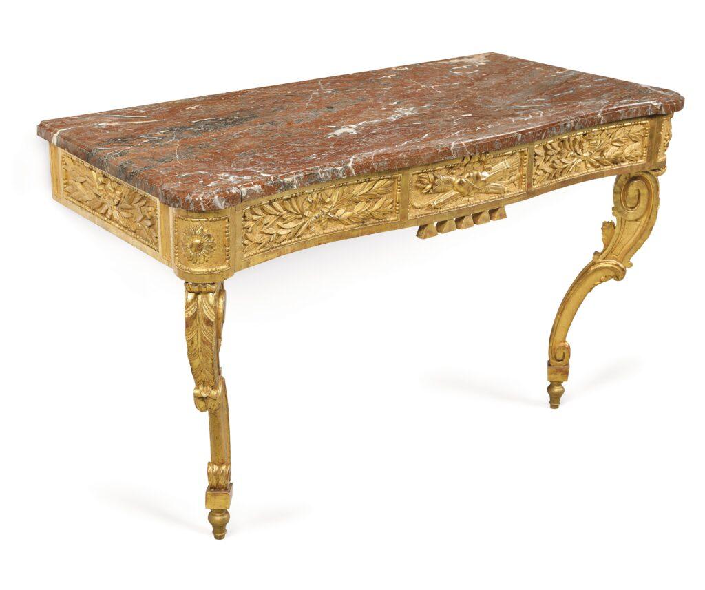 Frankreich, Übergangsstil, um 1770, Weichholzrahmen, geschnitzt in Form von Voluten, Lorbeerblattranken und Köchern, Goldbemalung, profilierte Marmorplatte, 81 x 139 x 62 cm, schöner, gepflegter Gesamtzustand, einige Kleinteile wurden ergänzt.