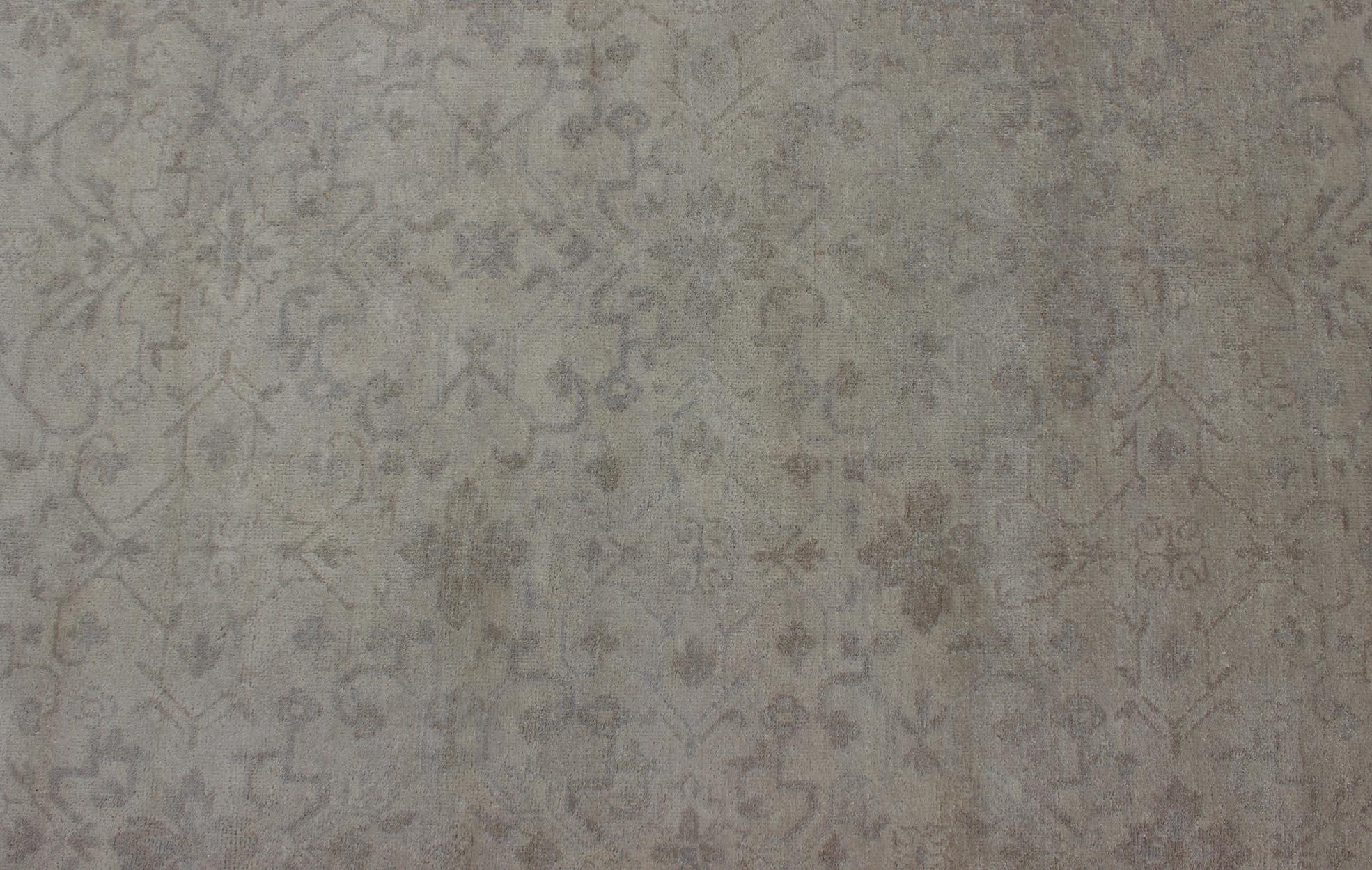 Tappeto di transizione di grandi dimensioni con design all-over in Tan, Gray, Silver, Light Taupe in vendita 2