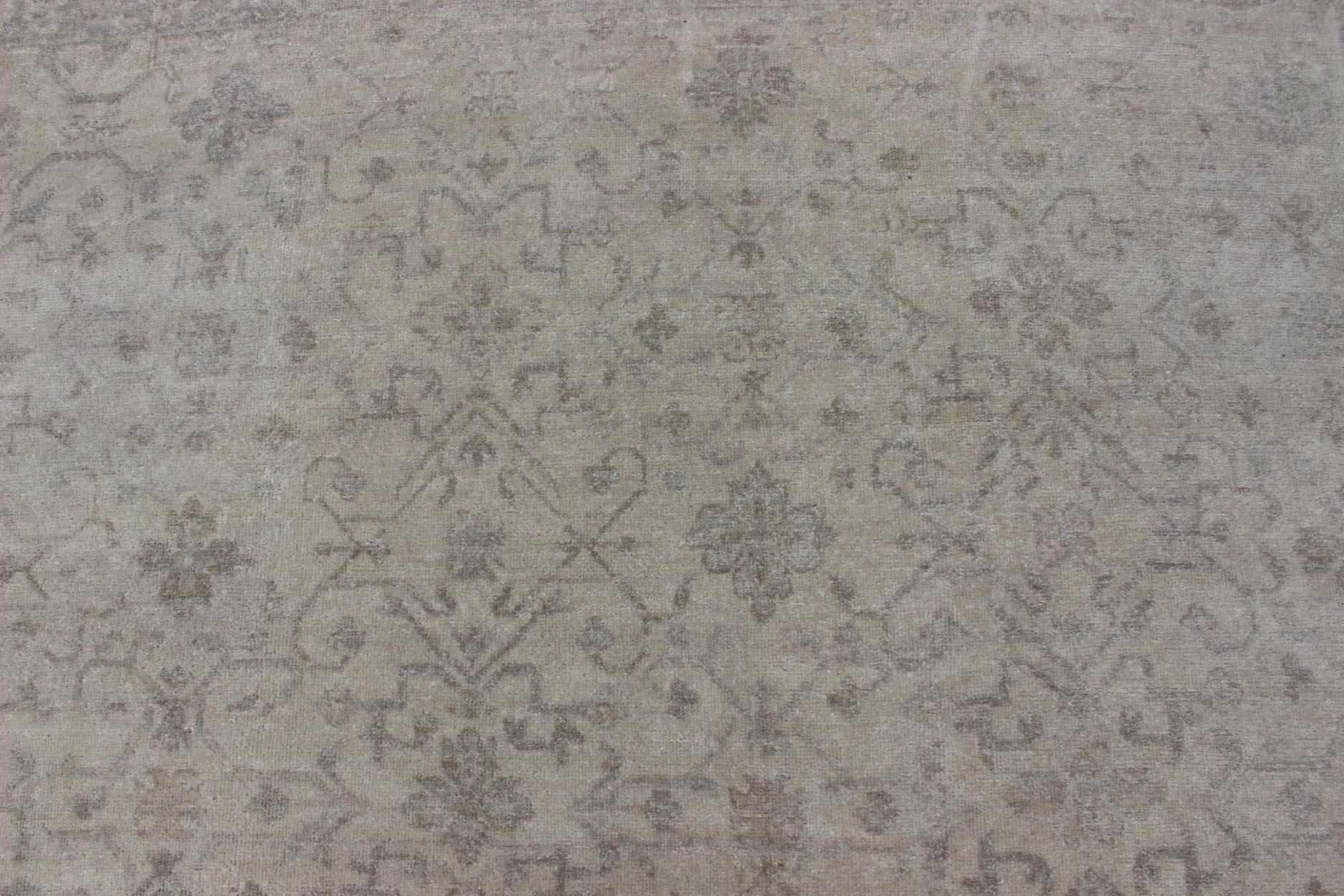 Grand tapis transitionnel avec motif sur toute sa surface en brun clair, gris, argent et taupe clair en vente 2