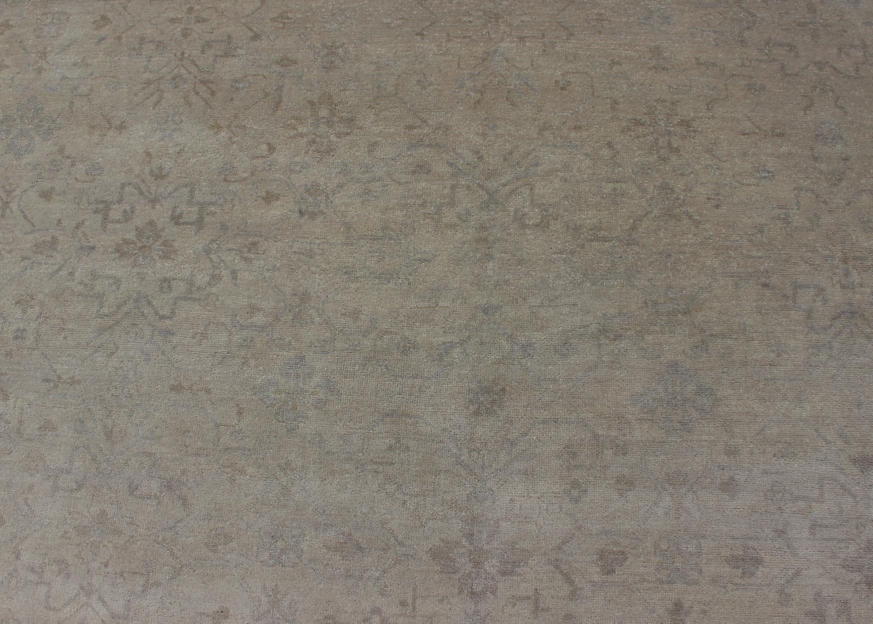Tappeto di transizione di grandi dimensioni con design all-over in Tan, Gray, Silver, Light Taupe in vendita 3