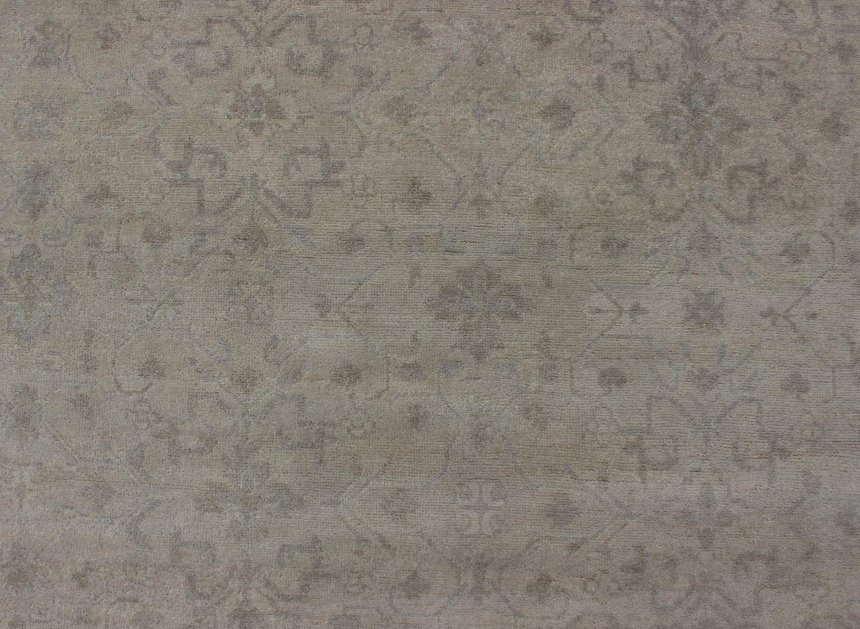 Tappeto di transizione di grandi dimensioni con design all-over in Tan, Gray, Silver, Light Taupe in vendita 4