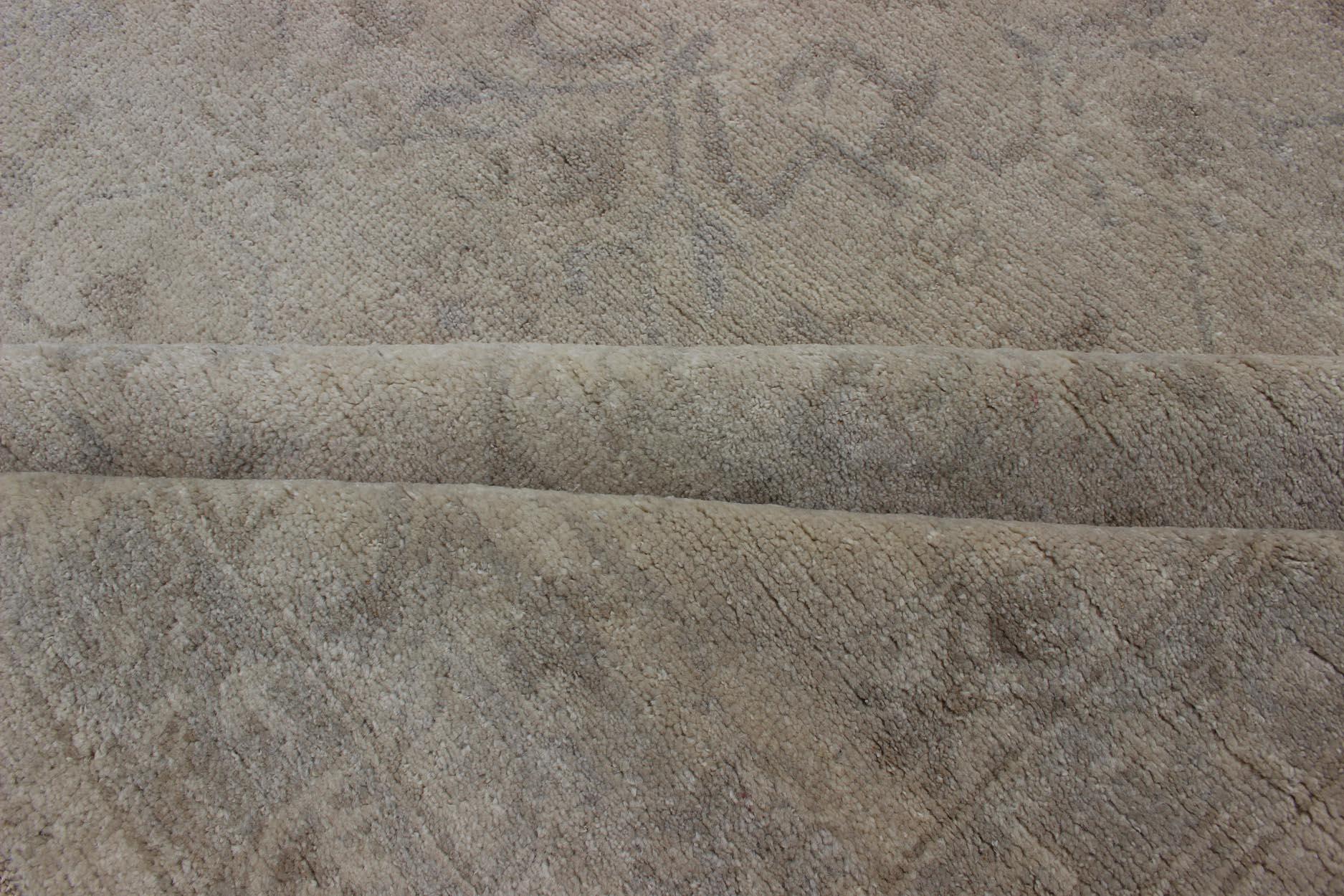 Tappeto di transizione di grandi dimensioni con design all-over in Tan, Gray, Silver, Light Taupe in vendita 5