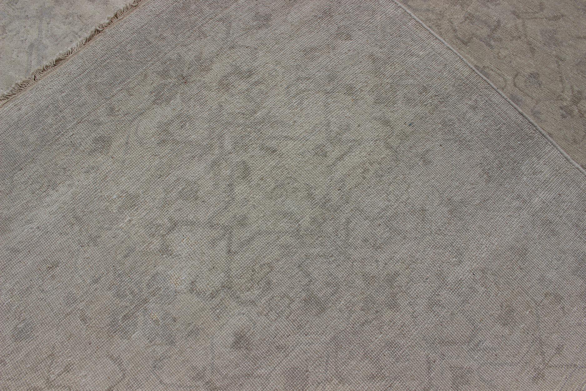 Oushak Tappeto di transizione di grandi dimensioni con design all-over in Tan, Gray, Silver, Light Taupe in vendita