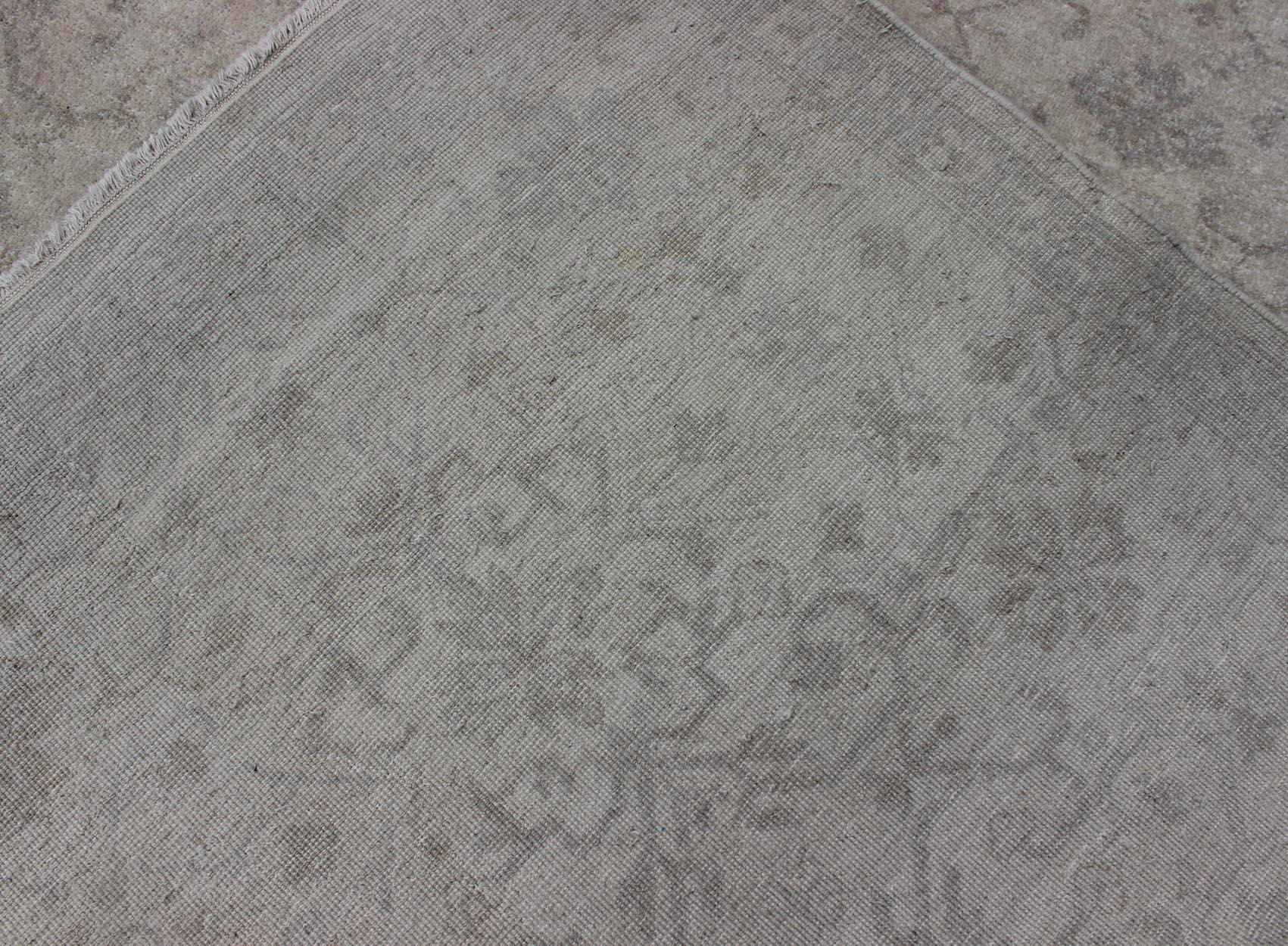 Oushak Grand tapis transitionnel avec motif sur toute sa surface en brun clair, gris, argent et taupe clair en vente
