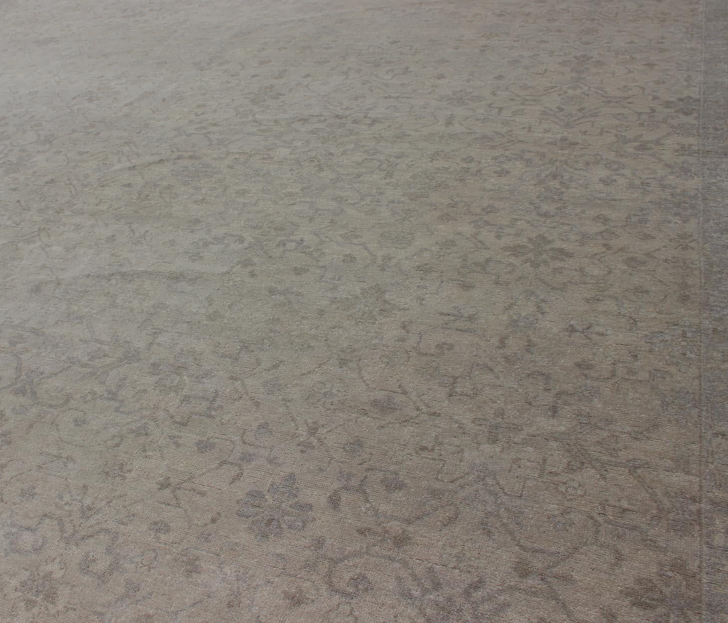 Tappeto di transizione di grandi dimensioni con design all-over in Tan, Gray, Silver, Light Taupe In condizioni ottime in vendita a Atlanta, GA