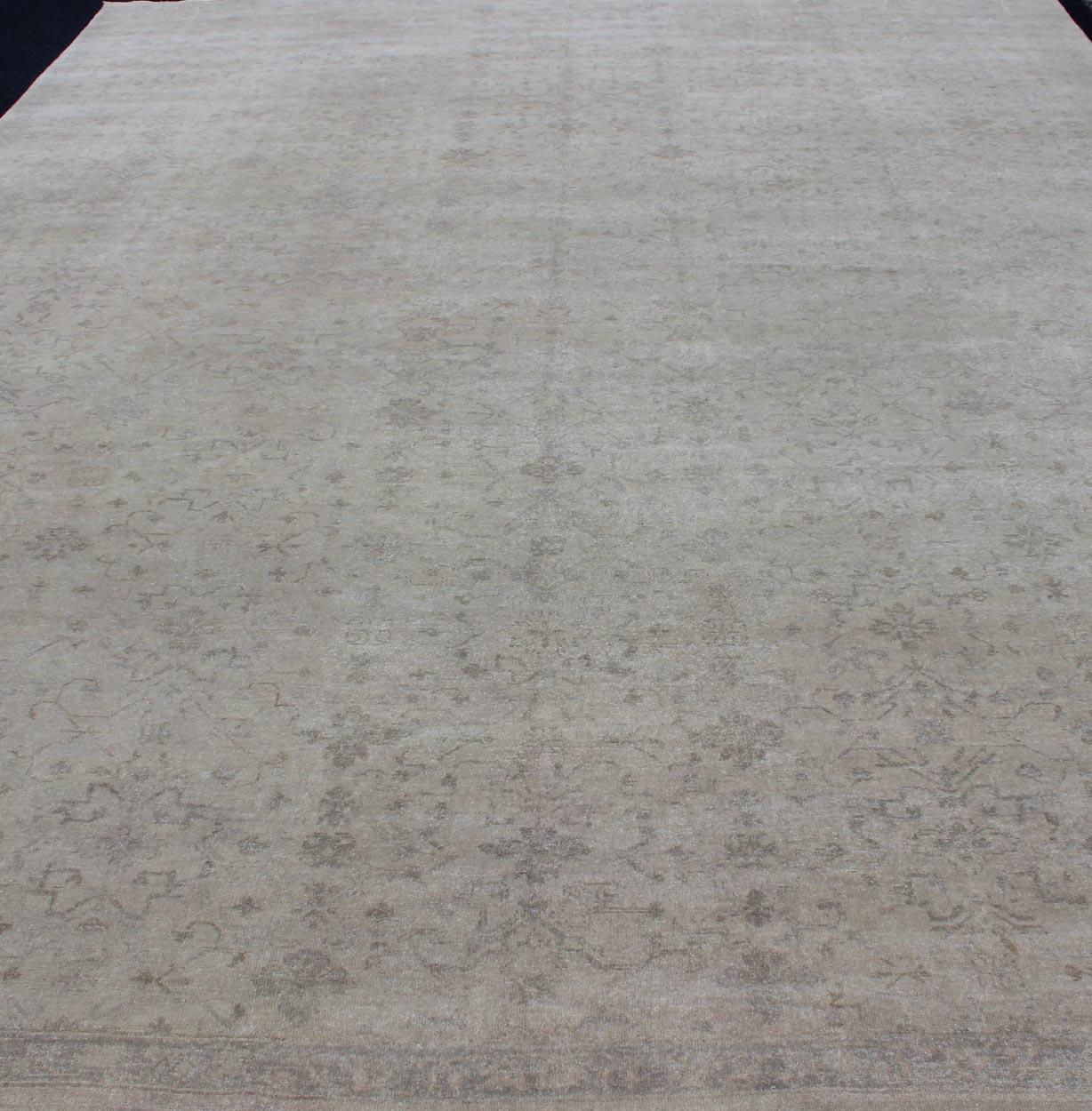 XXIe siècle et contemporain Grand tapis transitionnel avec motif sur toute sa surface en brun clair, gris, argent et taupe clair en vente