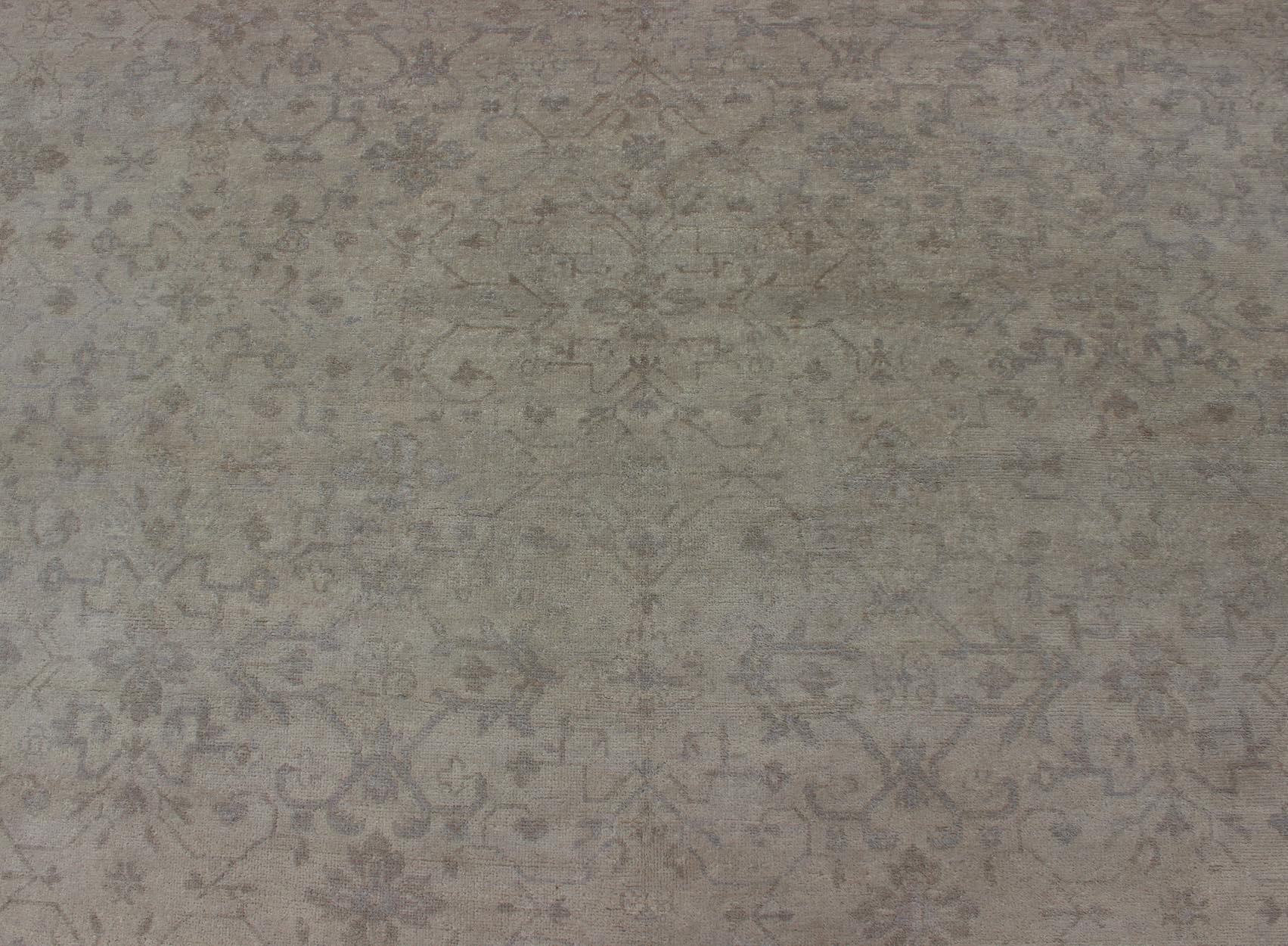 Tappeto di transizione di grandi dimensioni con design all-over in Tan, Gray, Silver, Light Taupe in vendita 1