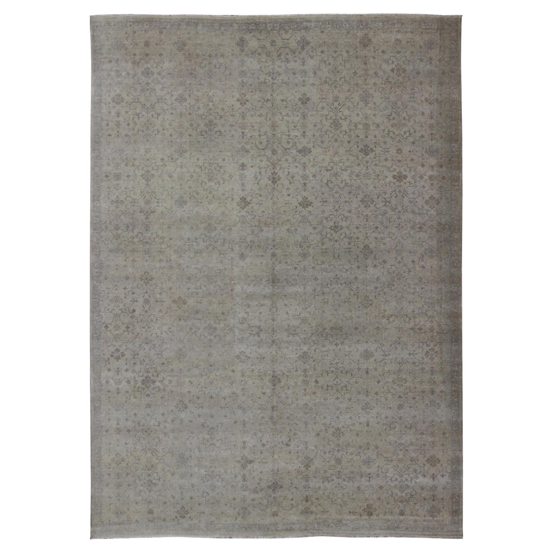 Grand tapis transitionnel avec motif sur toute sa surface en brun clair, gris, argent et taupe clair