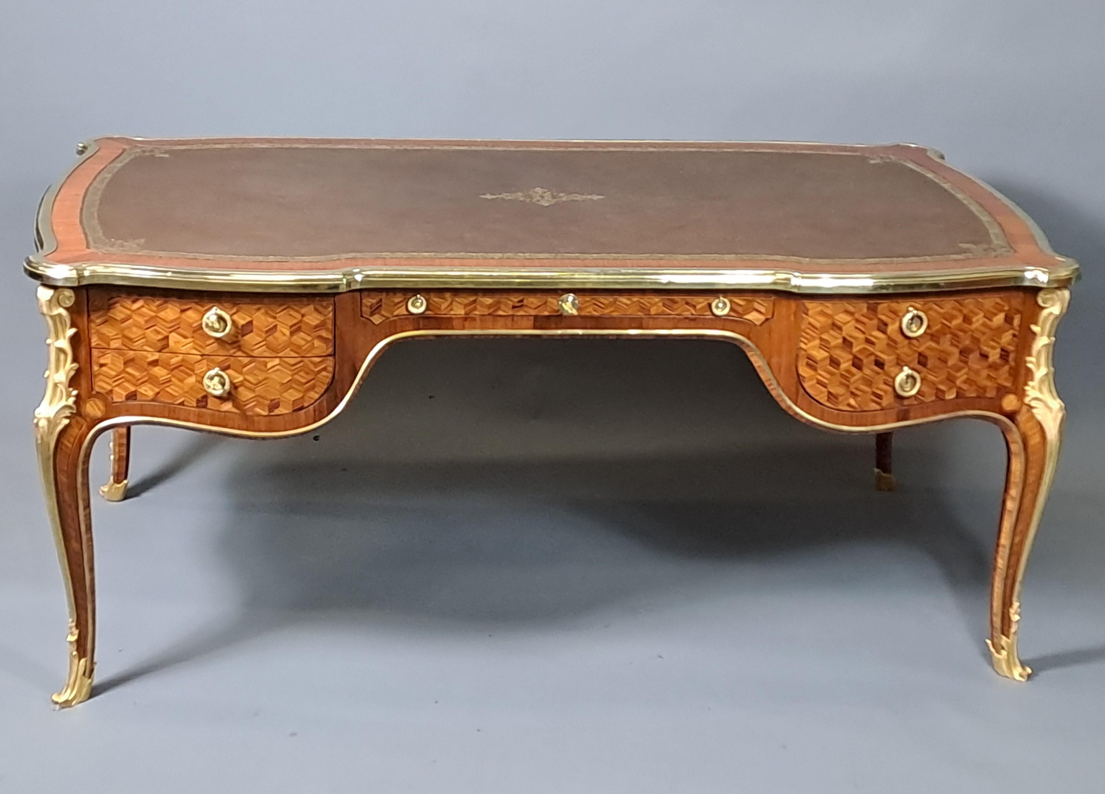 Eccezionale bureau plat basato sul modello realizzato da Jean-François Oeben intorno al 1750 e attualmente esposto al Museo del Louvre. Questa scrivania utilizza le stesse basi della famosa scrivania del Re di Versailles.   Presenta una superba