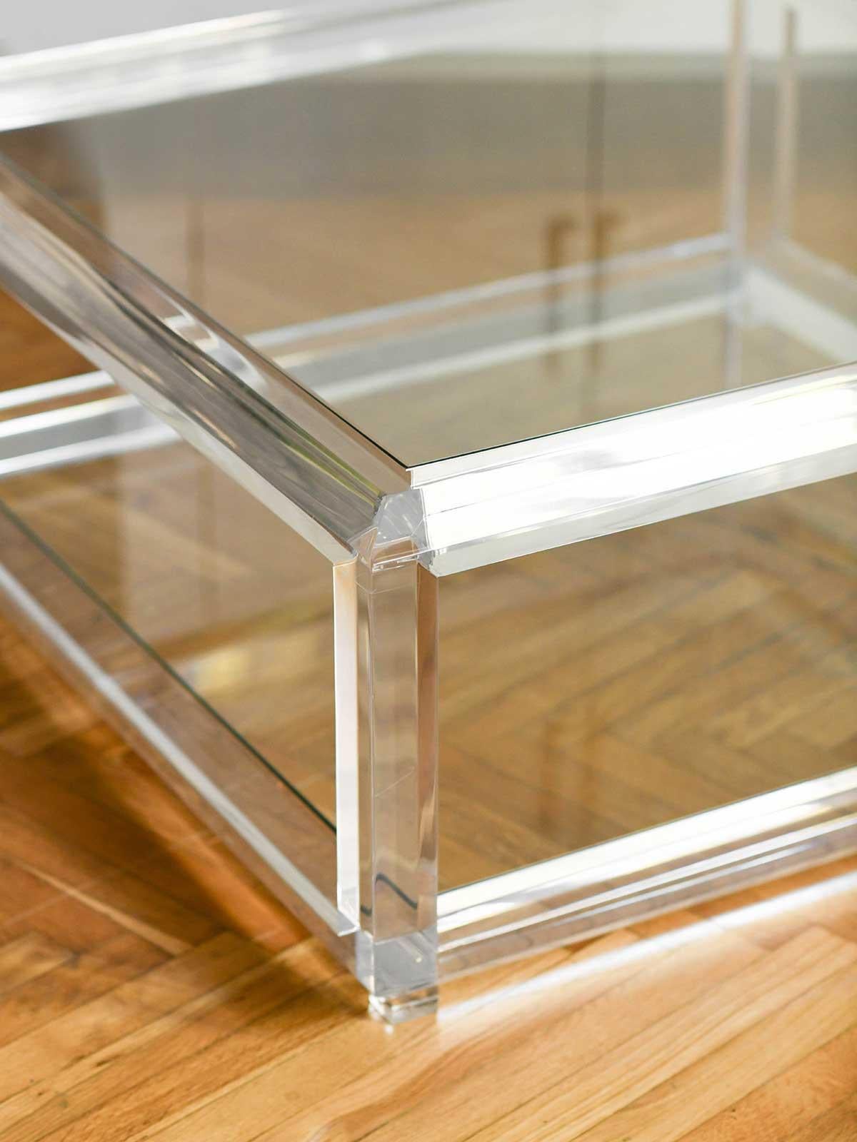 Large transparent coffee table, made of glass and methacrylate, Italy 1970
Product details
Dimensions: 100 W x 43 H x 100 D