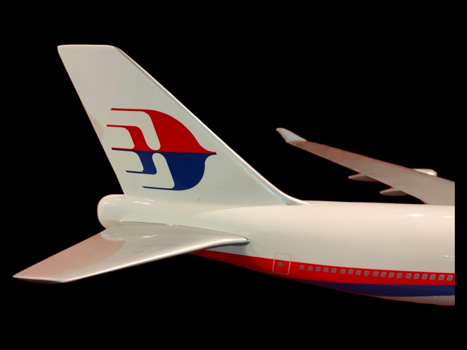 Grand avion d'agence de voyage des années 70. Très bel avion de ligne : La Malaisie. Les ailes et la base en métal sont amovibles. Excellent état. Mesures : 140 x 130 x 120cm
Magnifique.