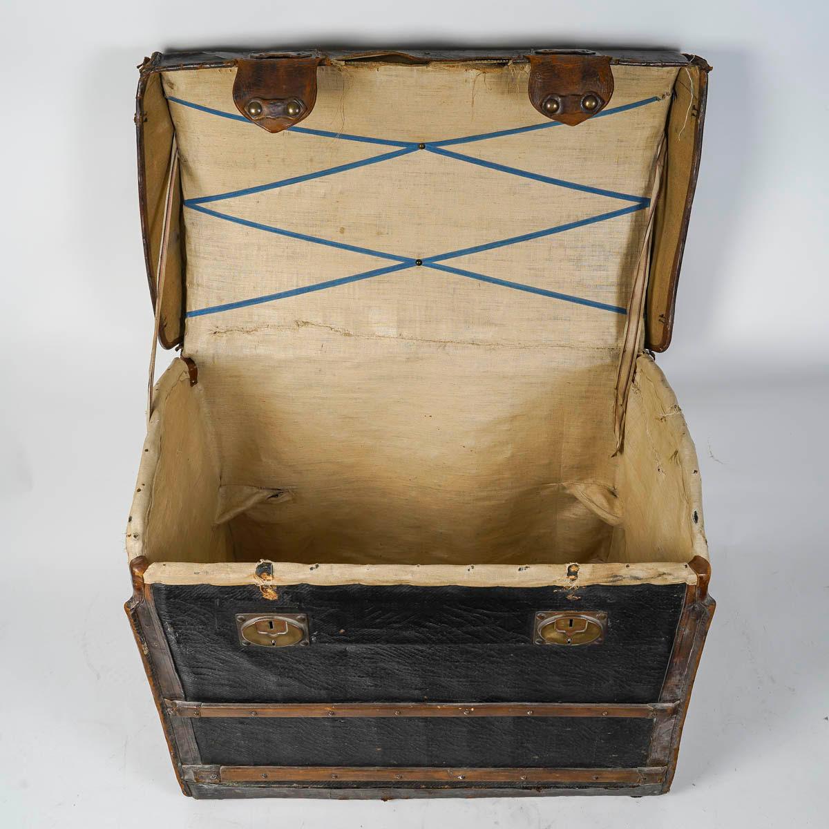 Large travel trunk, antique travel trunk in leather, wood and fabric, 19th century.

Large travel trunk, leather, wood and fabric travel trunk, minor restoration required, 19th century.
H: 68cm, W: 82cm, D: 51.5cm