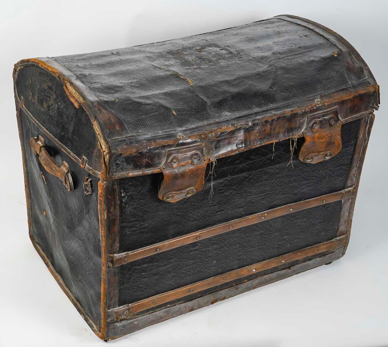 Large Travel Trunk, Antique Travel Trunk in Leather, Wood and Fabric, XIXth. In Good Condition For Sale In Saint-Ouen, FR