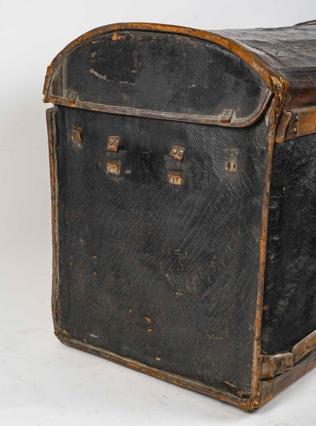 Large Travel Trunk, Antique Travel Trunk in Leather, Wood and Fabric, XIXth. For Sale 2