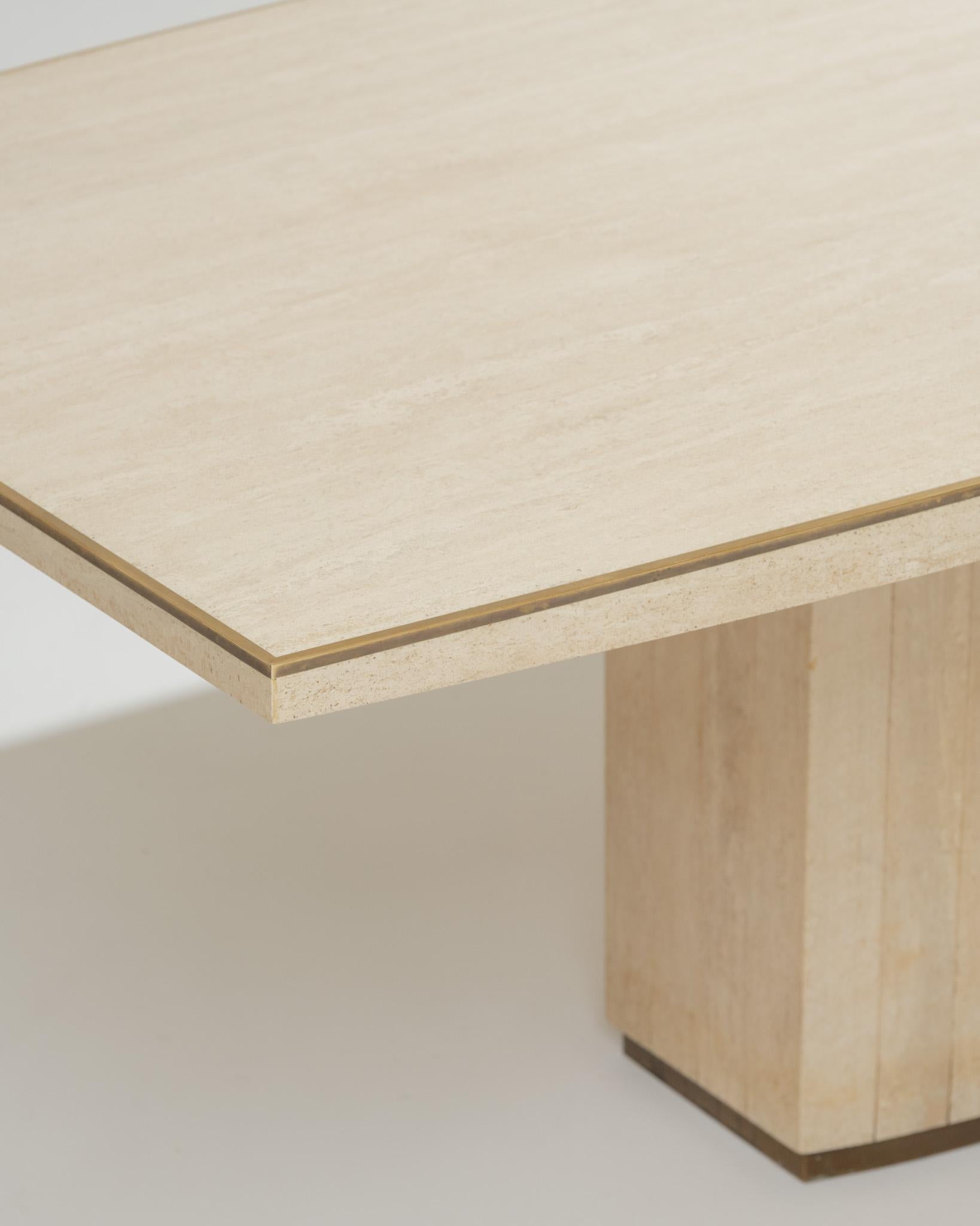 Mid-Century Modern Grande table de salle à manger en travertin et laiton, 1970 en vente