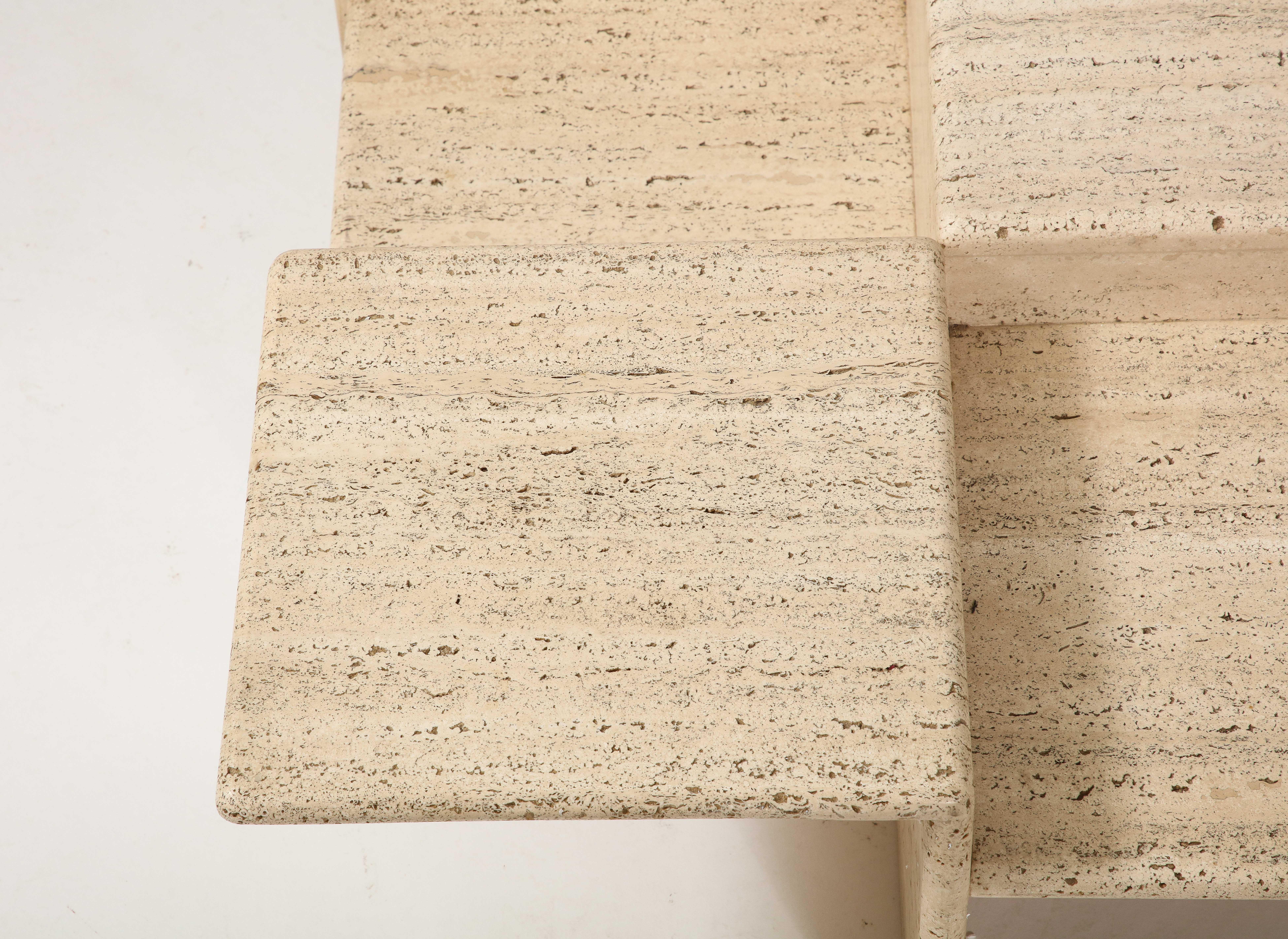 Table exceptionnelle en marbre travertin composée de plusieurs dalles reliées entre elles pour créer plusieurs niveaux. Il peut fonctionner tel quel ou un verre peut être ajouté pour augmenter la surface. En personne, il est stupéfiant. 