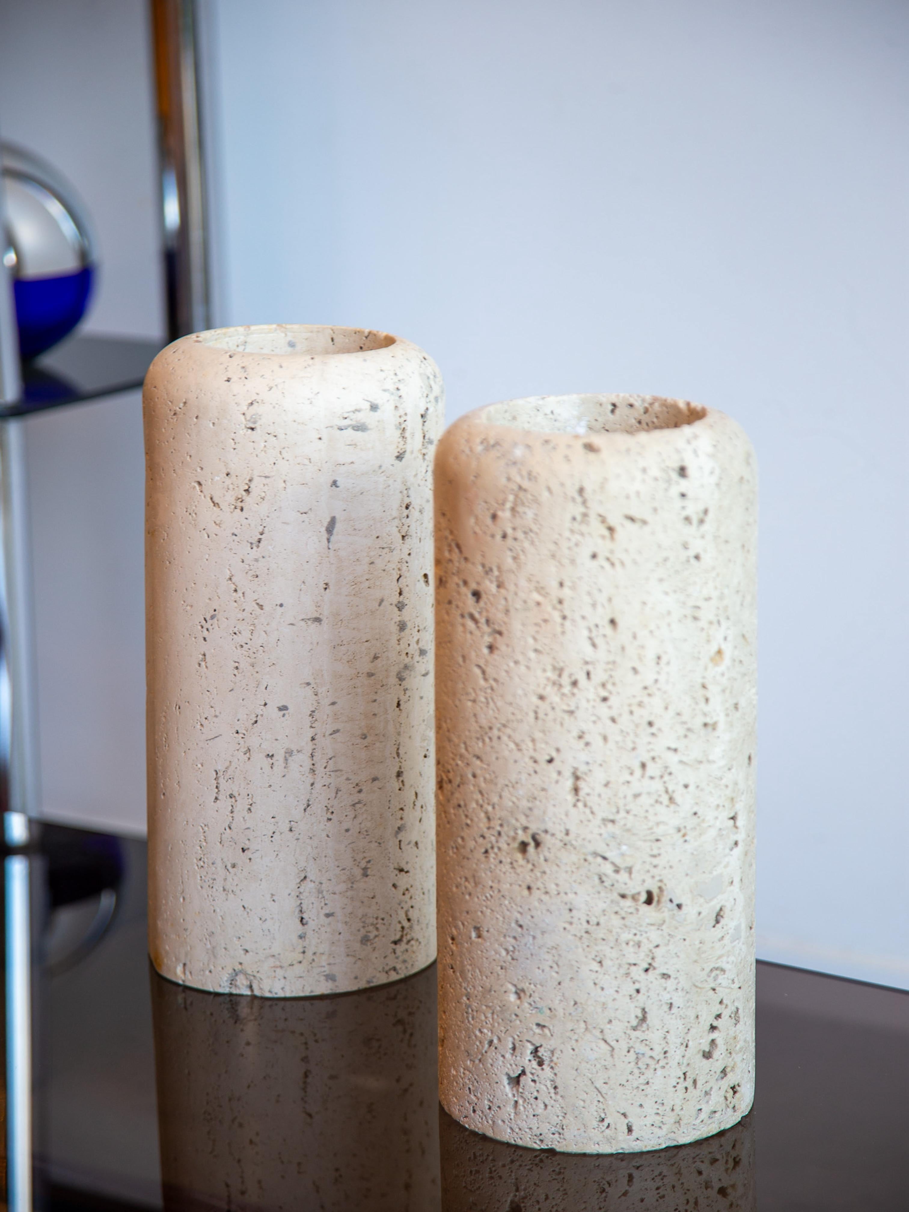 Una pietra scultorea essenziale.
Ricavato da un unico blocco di travertino naturale, questo grande vaso cilindrico è allo stesso tempo radicante e raffinato. Le sue dimensioni generose lo rendono un pezzo unico, perfetto come porta utensili, vaso