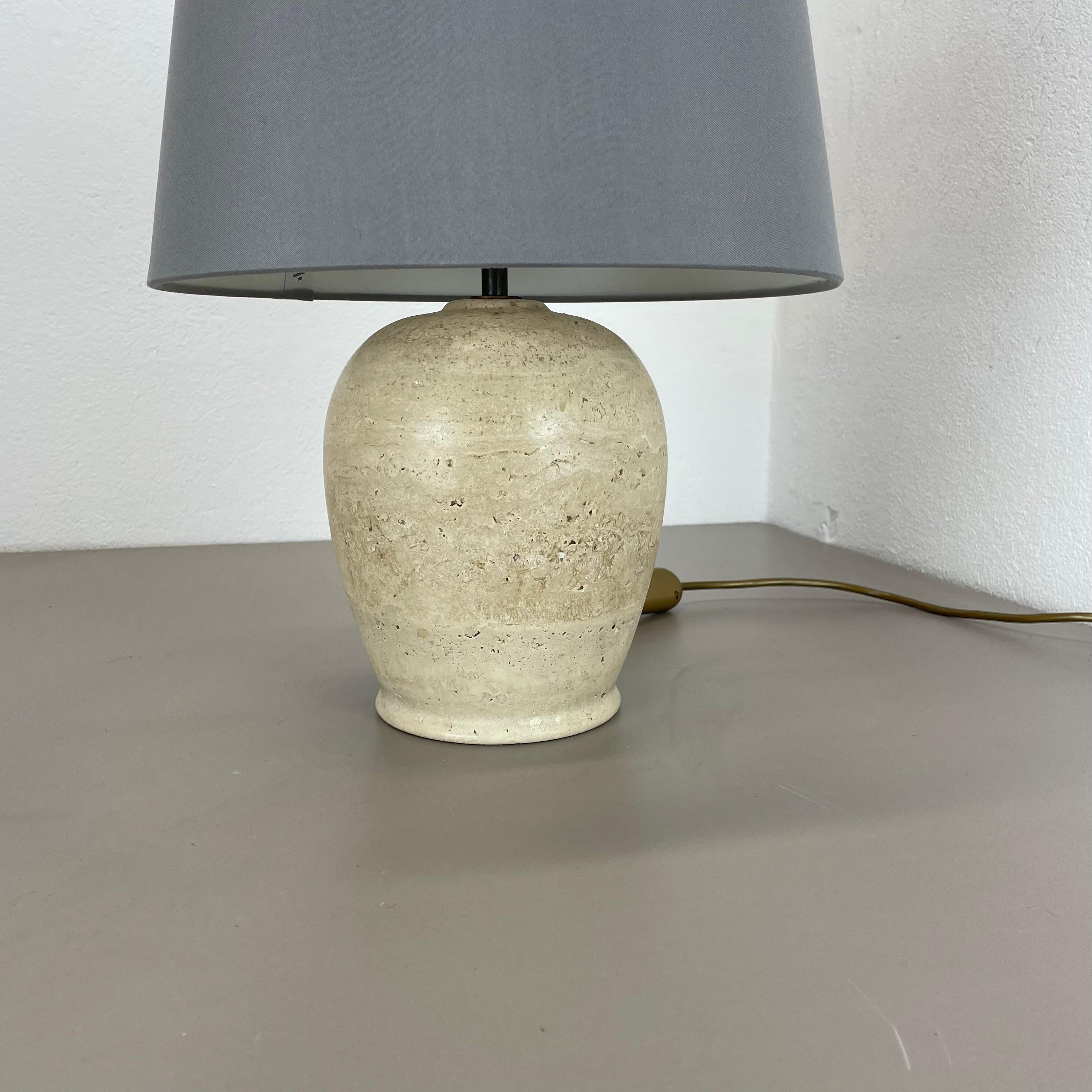 Articolo:

Impressionante base luminosa in marmo travertino di grandi dimensioni


Origine:

Italia


Decennio:

1970s



Descrizione:

Questo originale elemento di base per lampade vintage è realizzato in marmo travertino di alta qualità in una