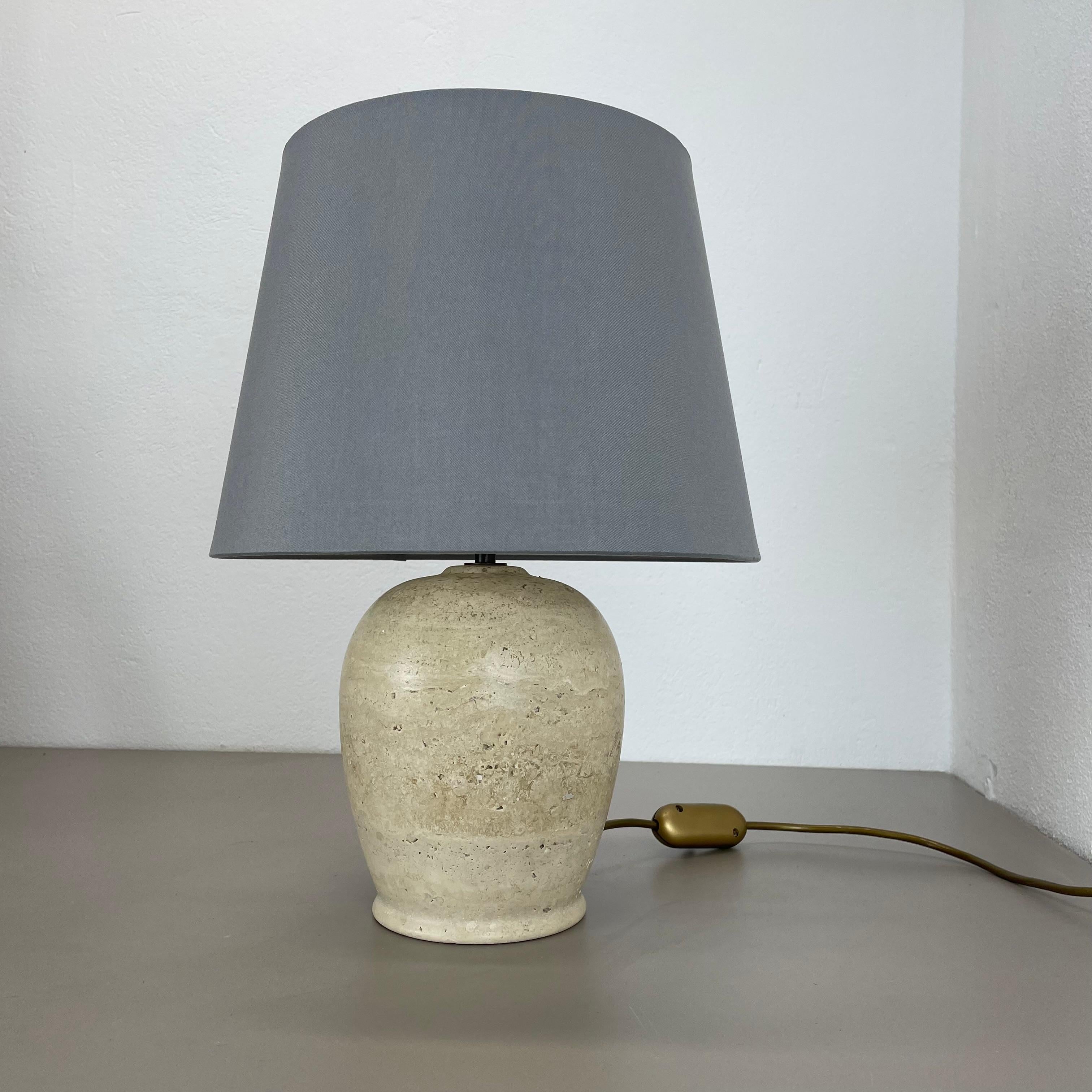 Italiano Grande base per lampada da tavolo in marmo di travertino Fratelli Mannelli, Italia, anni '70 in vendita