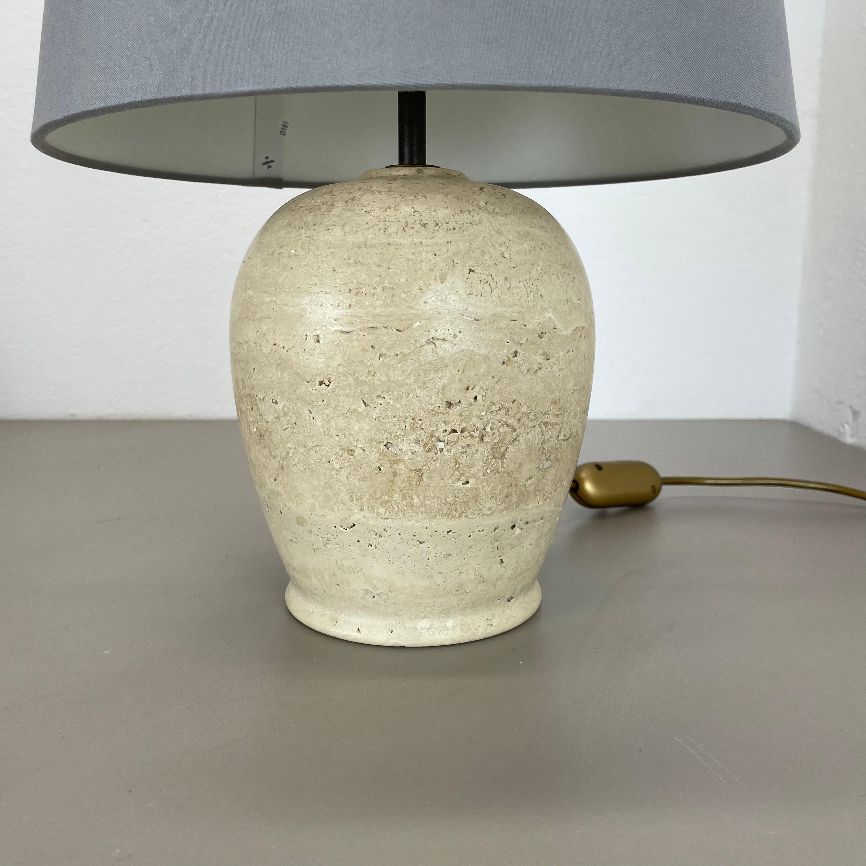 Grande base per lampada da tavolo in marmo di travertino Fratelli Mannelli, Italia, anni '70 In condizioni buone in vendita a Kirchlengern, DE