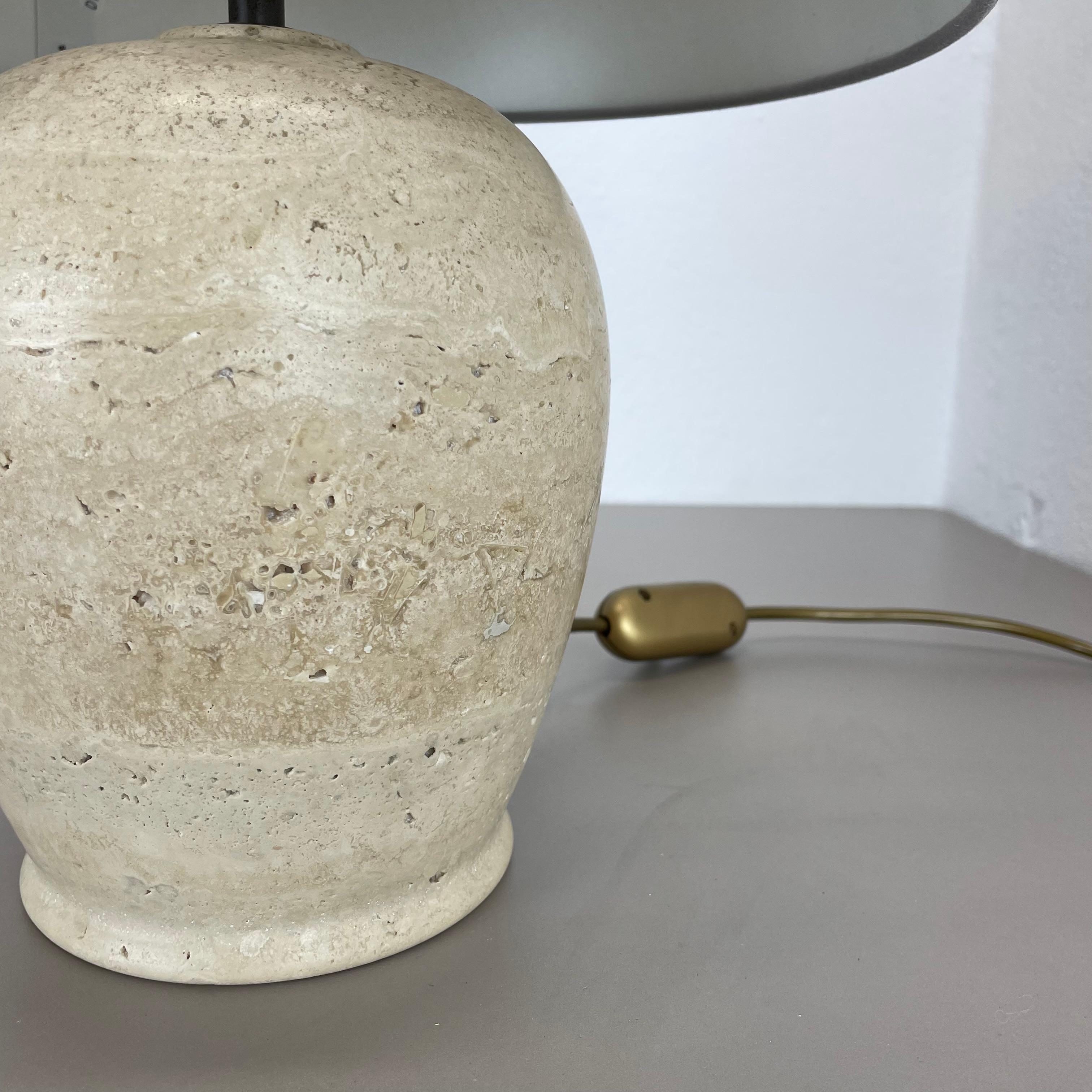 Metallo Grande base per lampada da tavolo in marmo di travertino Fratelli Mannelli, Italia, anni '70 in vendita