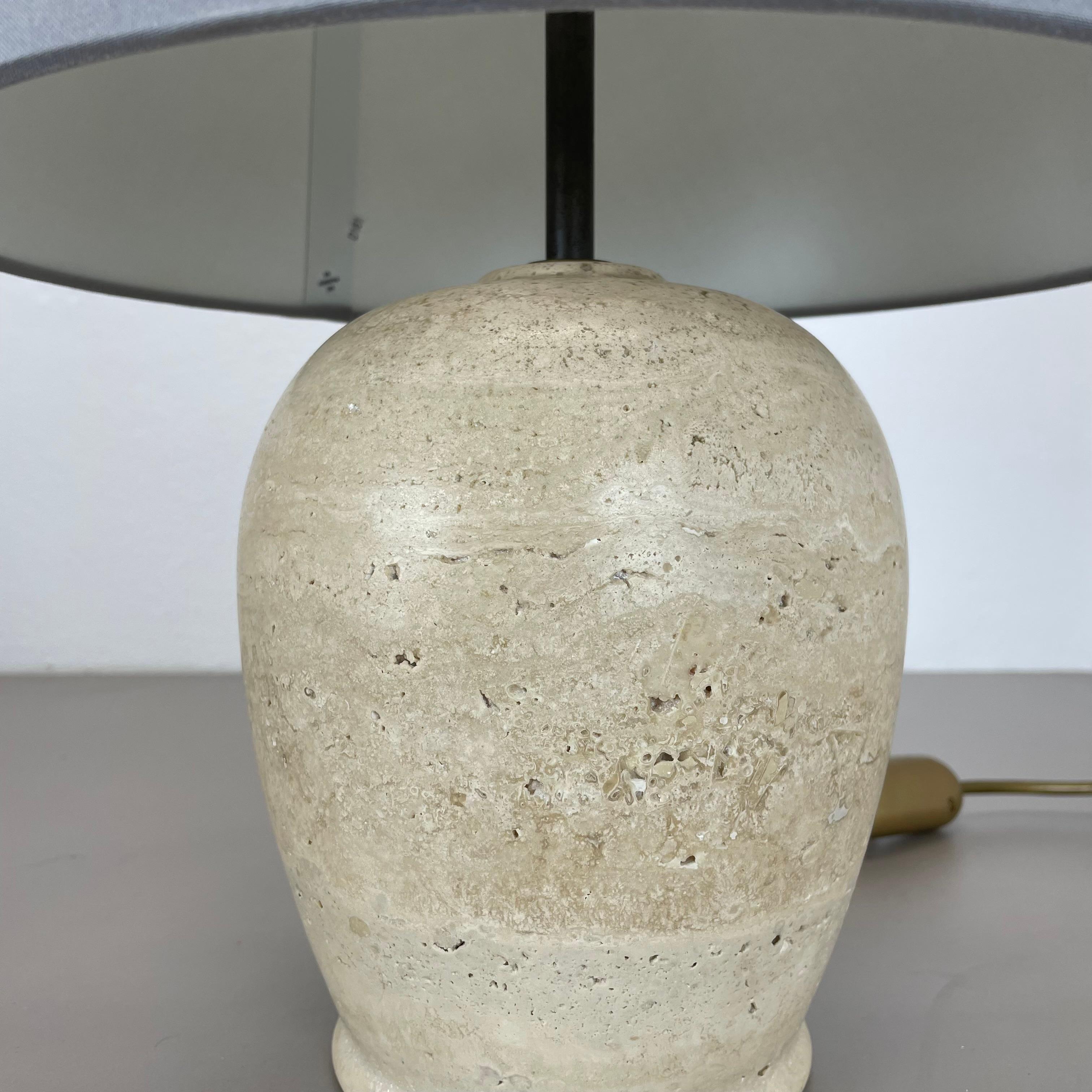 Grande base per lampada da tavolo in marmo di travertino Fratelli Mannelli, Italia, anni '70 in vendita 1