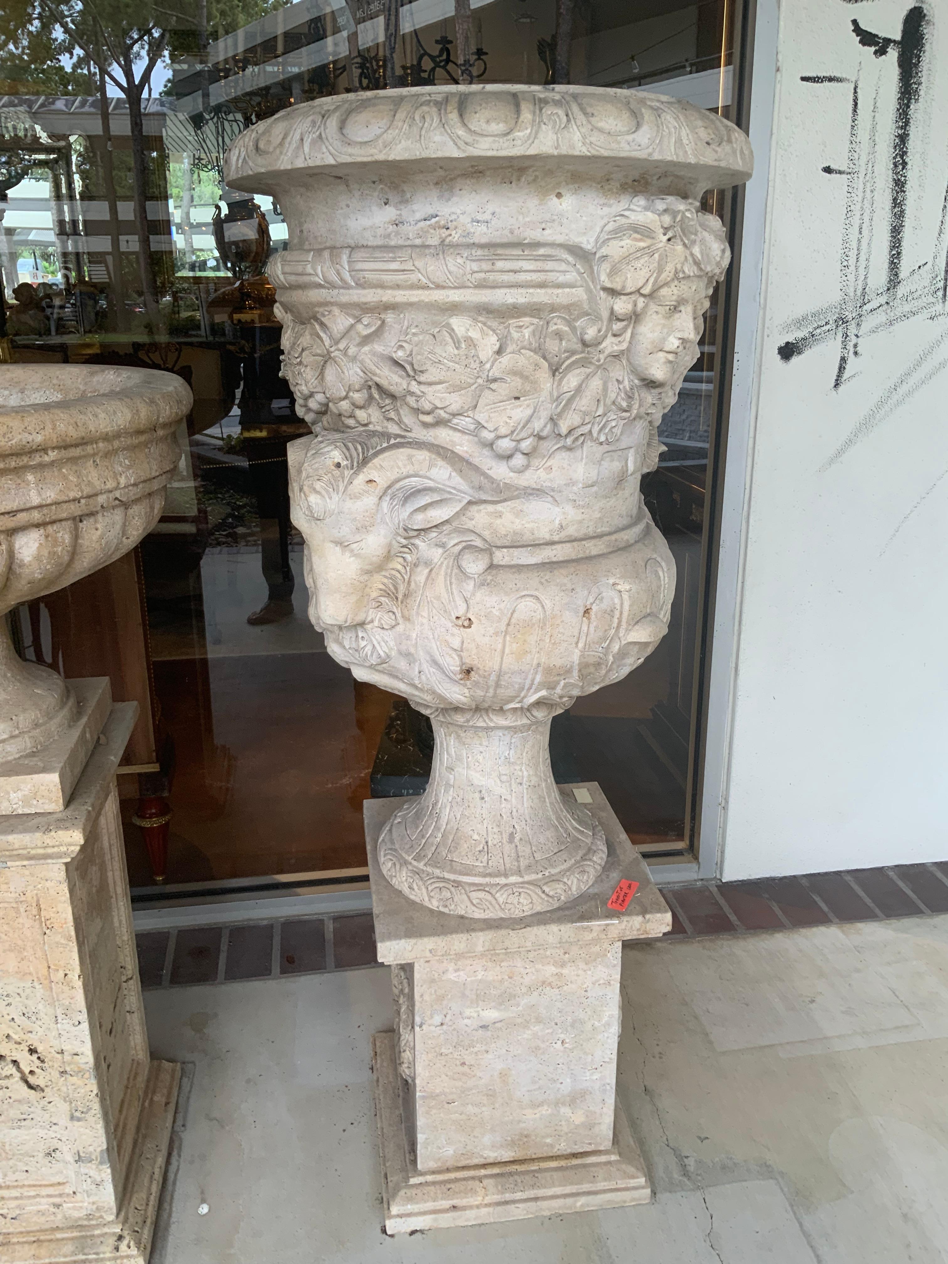 Sculpté à la main Grand bac à fleurs en travertin sur socle en vente