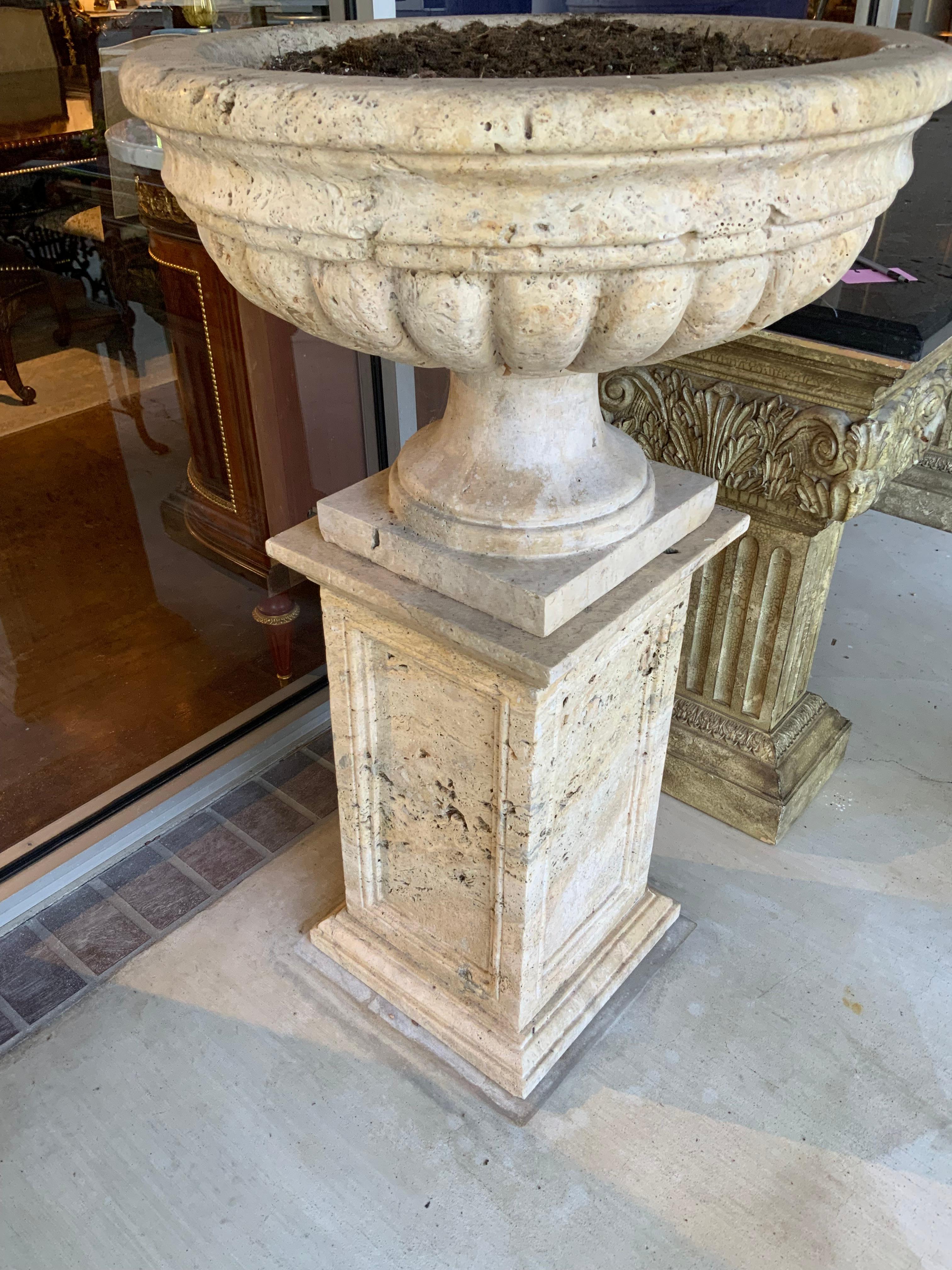 Large travertine planters on pedestals Bon état - En vente à Houston, TX