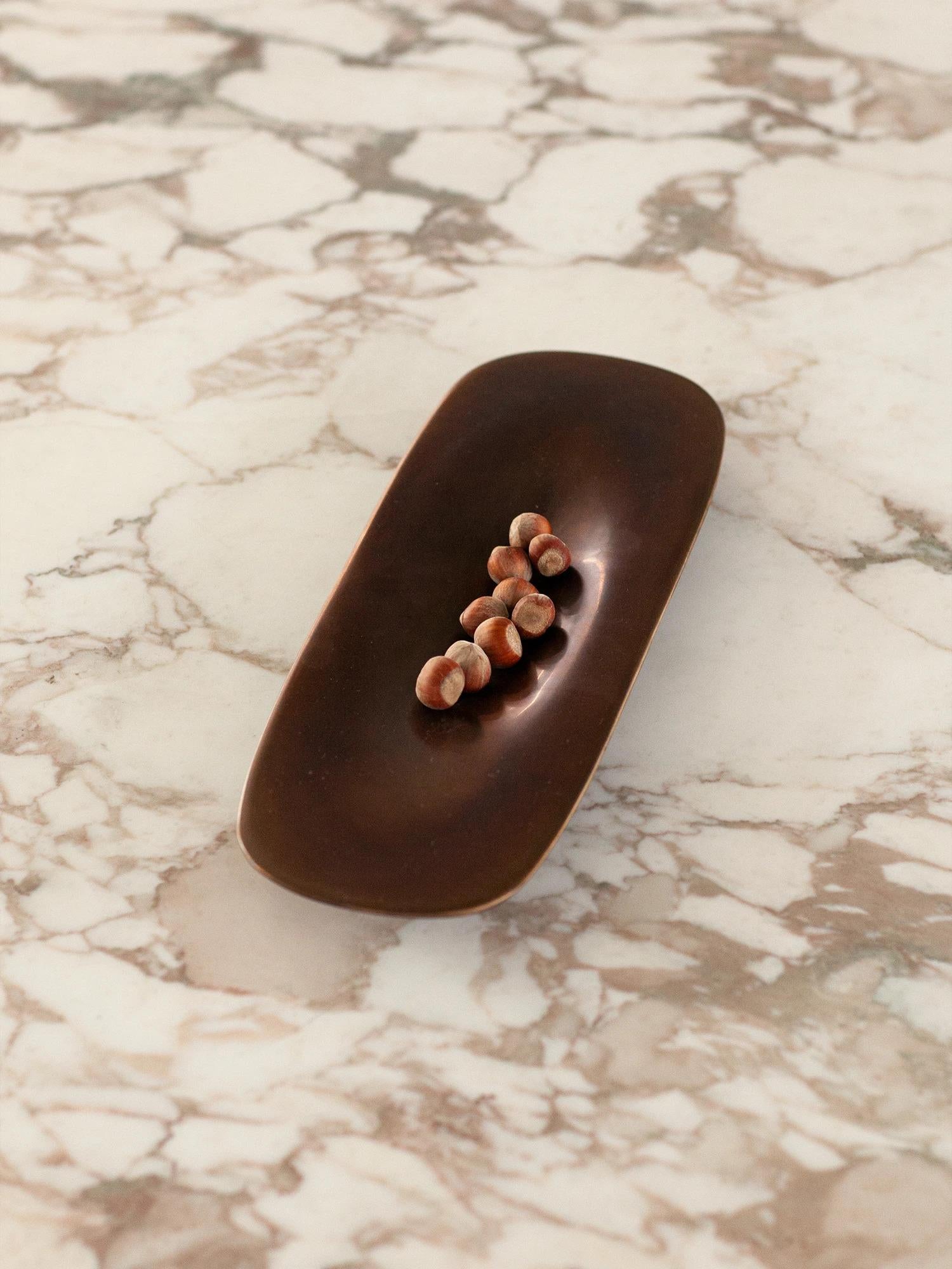 Le produit est fabriqué par moulage en sable, c'est-à-dire en coulant de l'aluminium ou du laiton en fusion dans des moules en sable. La surface du produit est finie en la polissant à la main pour obtenir la douceur souhaitée (brossée ou polie) et