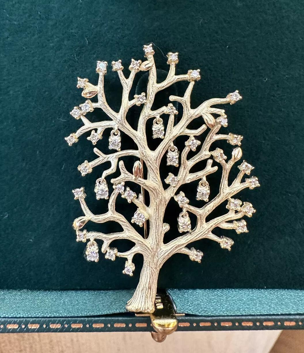 Große Baumnadel/Brosche mit baumelnden Diamanten in 18k Gelbgold 

Diamant-Baum-Brosche mit baumelnden und gefassten Diamanten, die an strukturierten Zweigen aus 18 Karat Gelbgold hängen. Die Diamanten sind rund im Brillantschliff und haben eine
