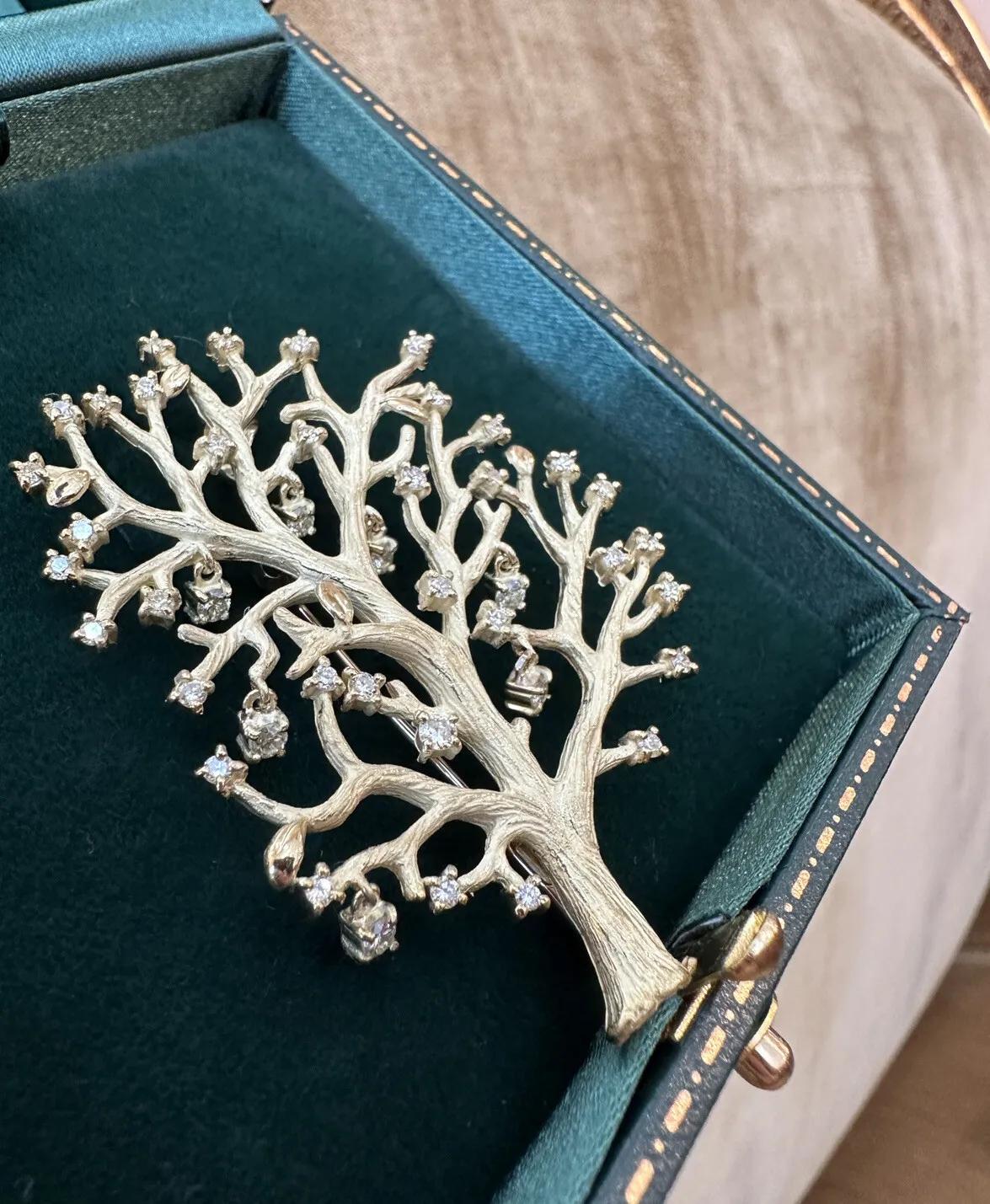 Große Baumnadel/Brosche mit baumelnden Diamanten in 18k Gelbgold (Rundschliff) im Angebot