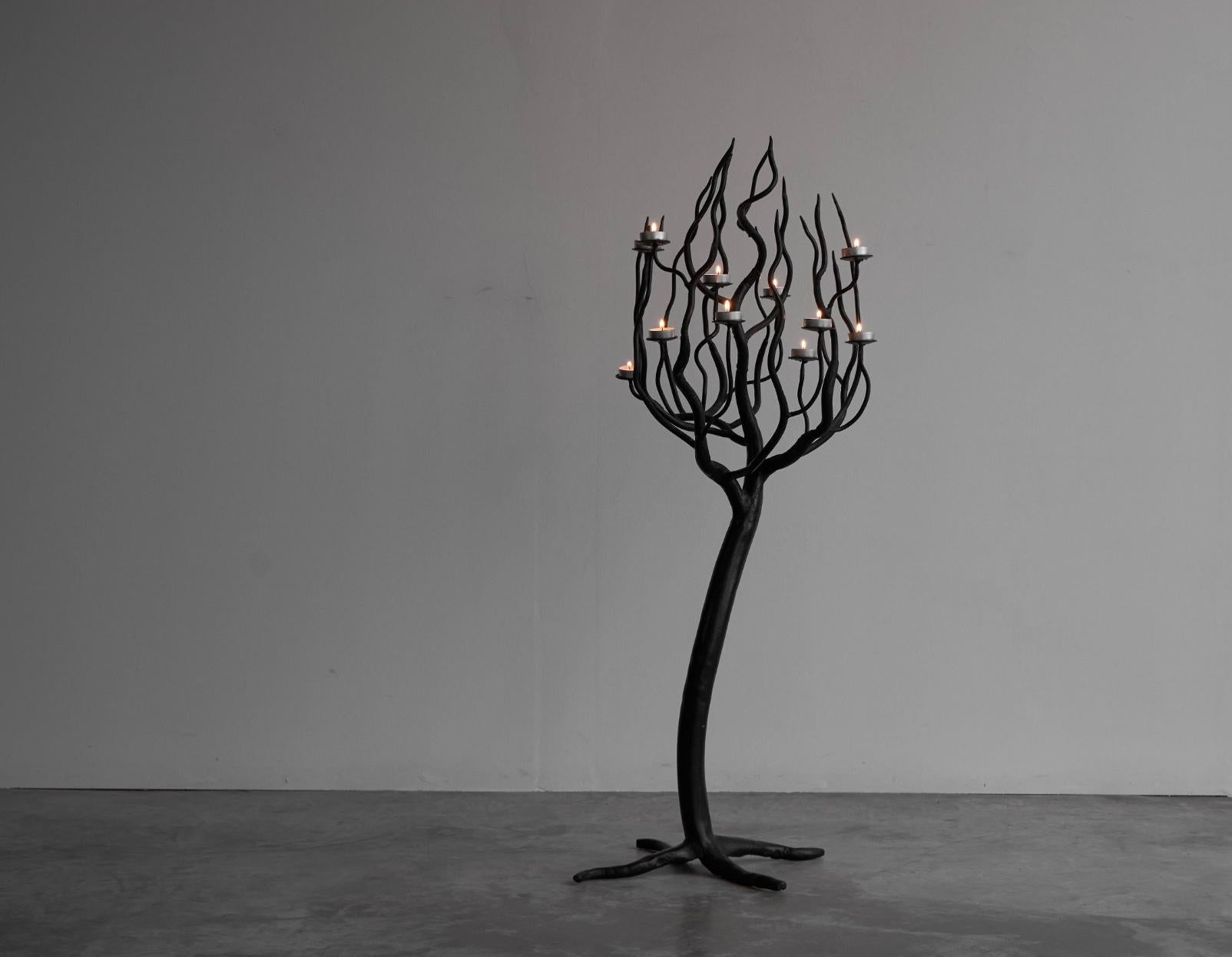 Portacandele grande a forma di albero in acciaio forgiato a mano anni '70 in vendita 2
