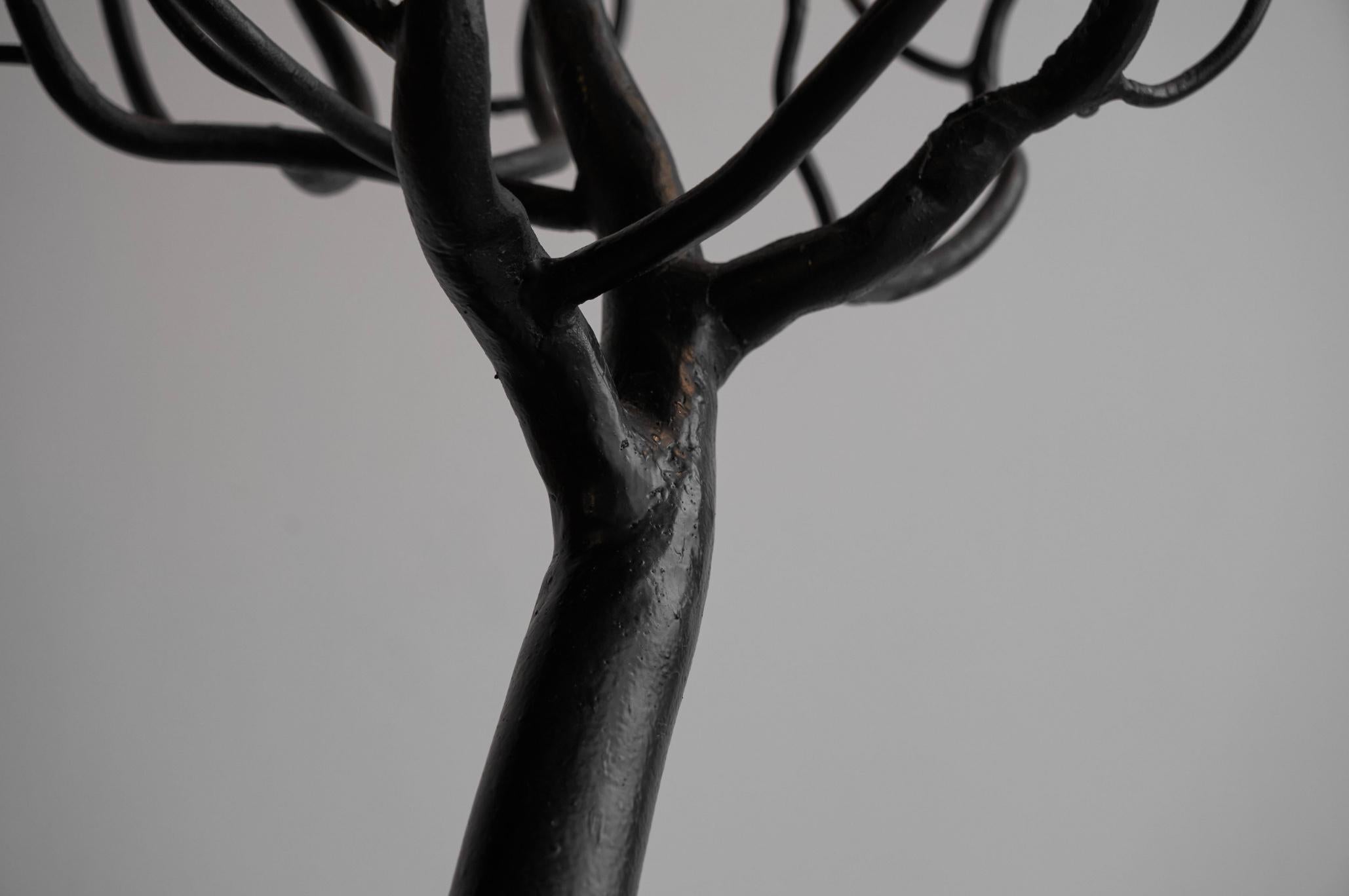 Fatto a mano Portacandele grande a forma di albero in acciaio forgiato a mano anni '70 in vendita